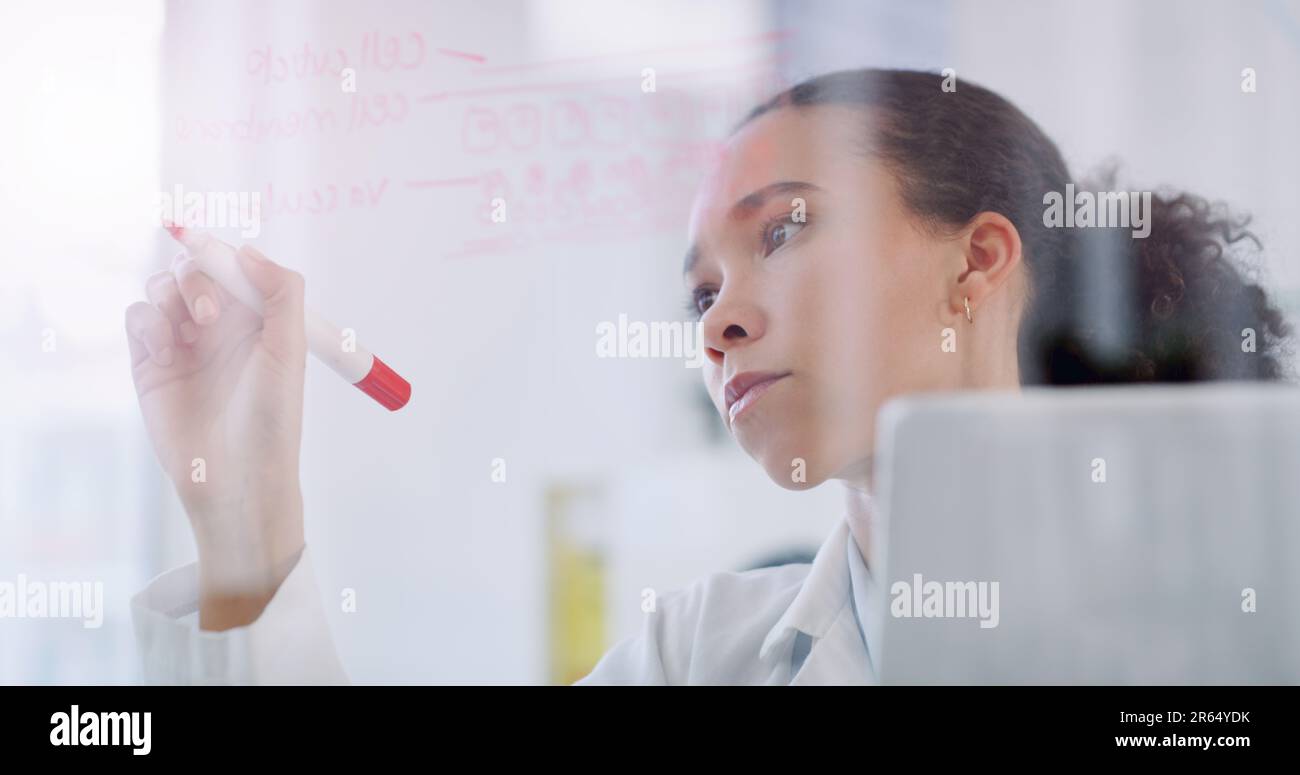 Science, écriture d'équation et femme en laboratoire pour la recherche, l'analyse et les résultats d'étude pour la solution. Santé, mur de verre et scientifique féminin Banque D'Images