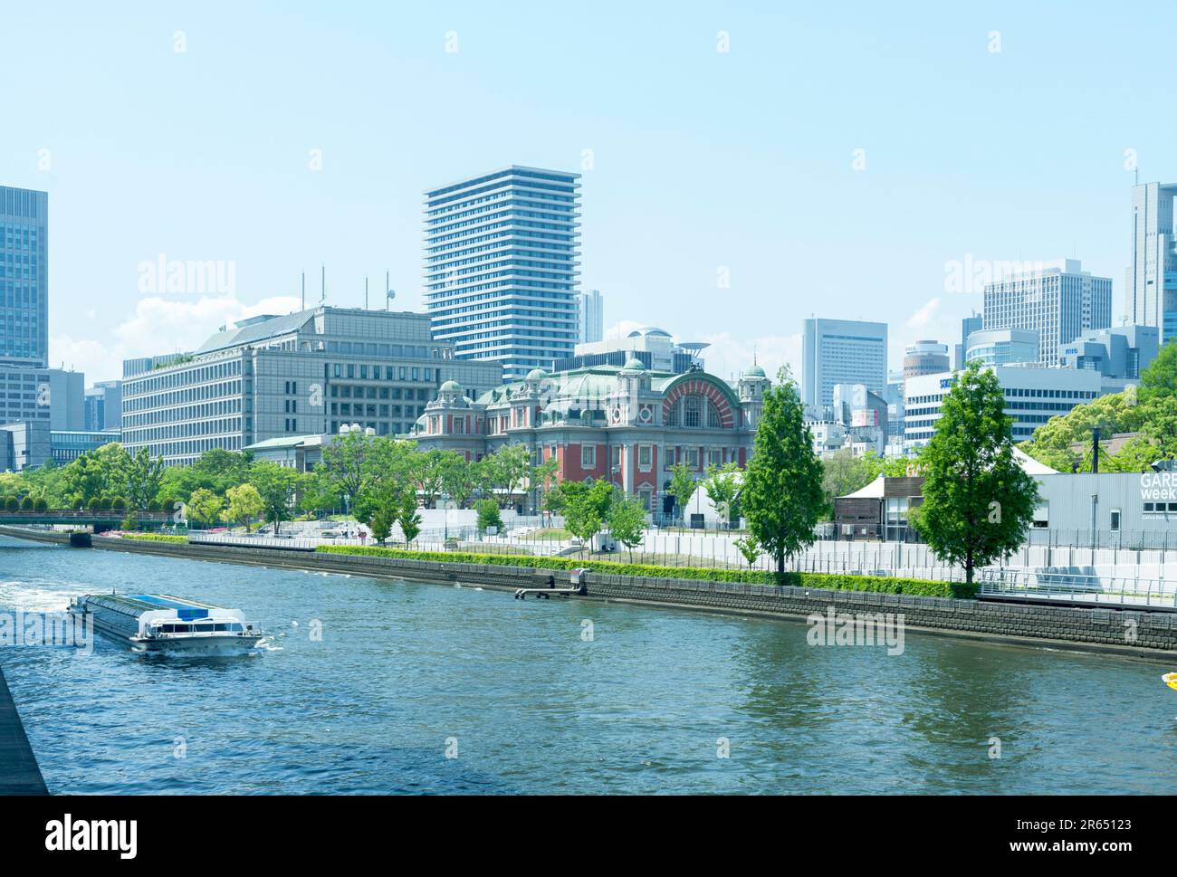 Salle publique centrale d'Osaka et bateau touristique Banque D'Images