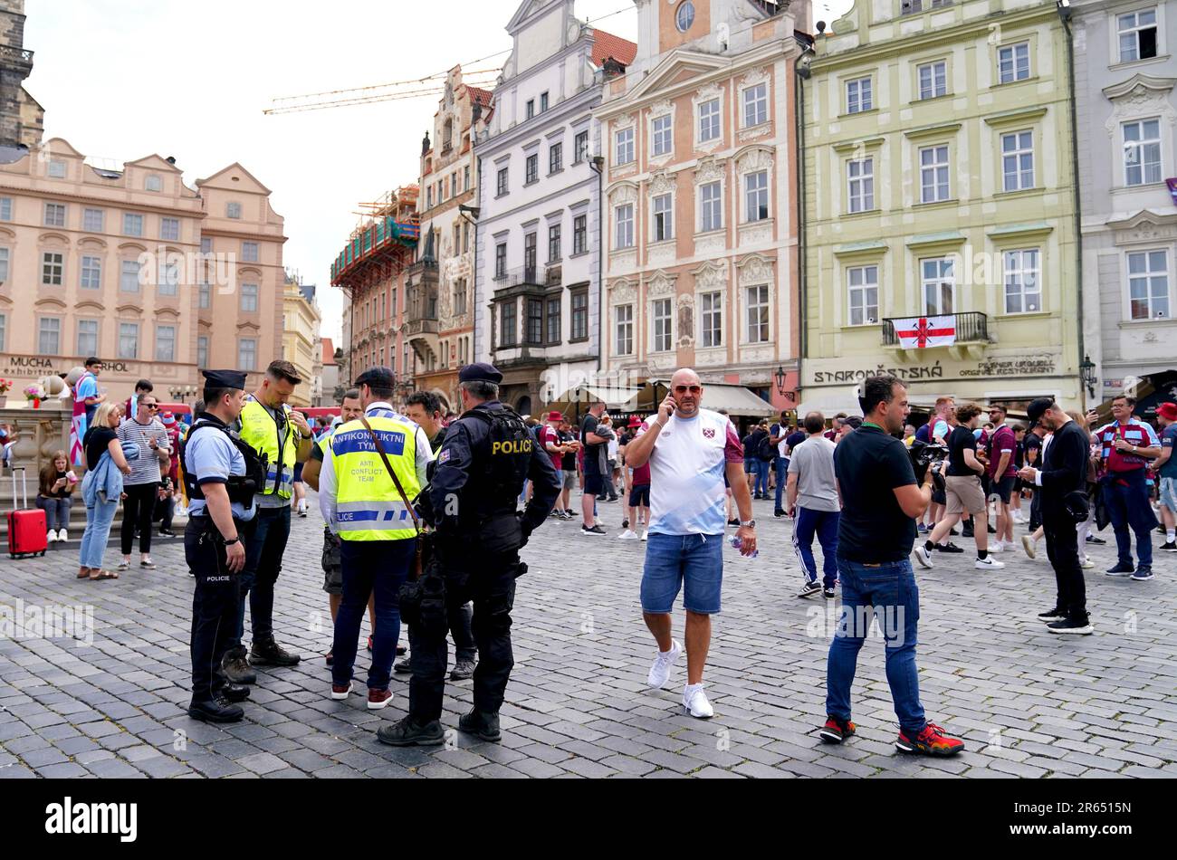 La police se trouve sur la place de la Vieille ville avant la finale de l'UEFA Europa Conference League à l'arène Fortuna, à Prague. Date de la photo: Mercredi 7 juin 2023. Banque D'Images