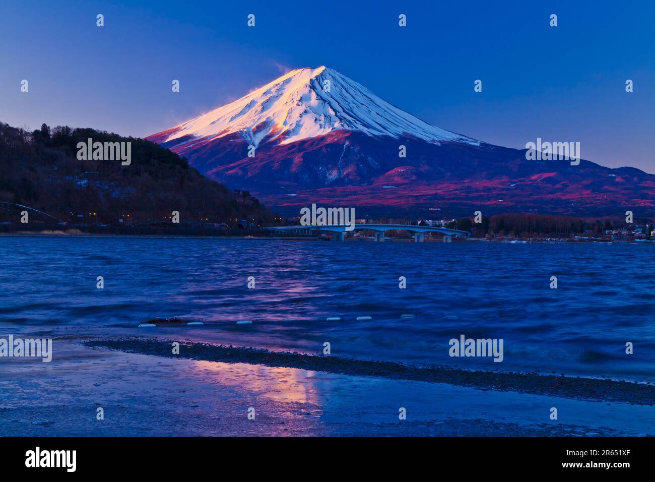 Fuji dans la lueur du matin de Kawaguchiko Banque D'Images