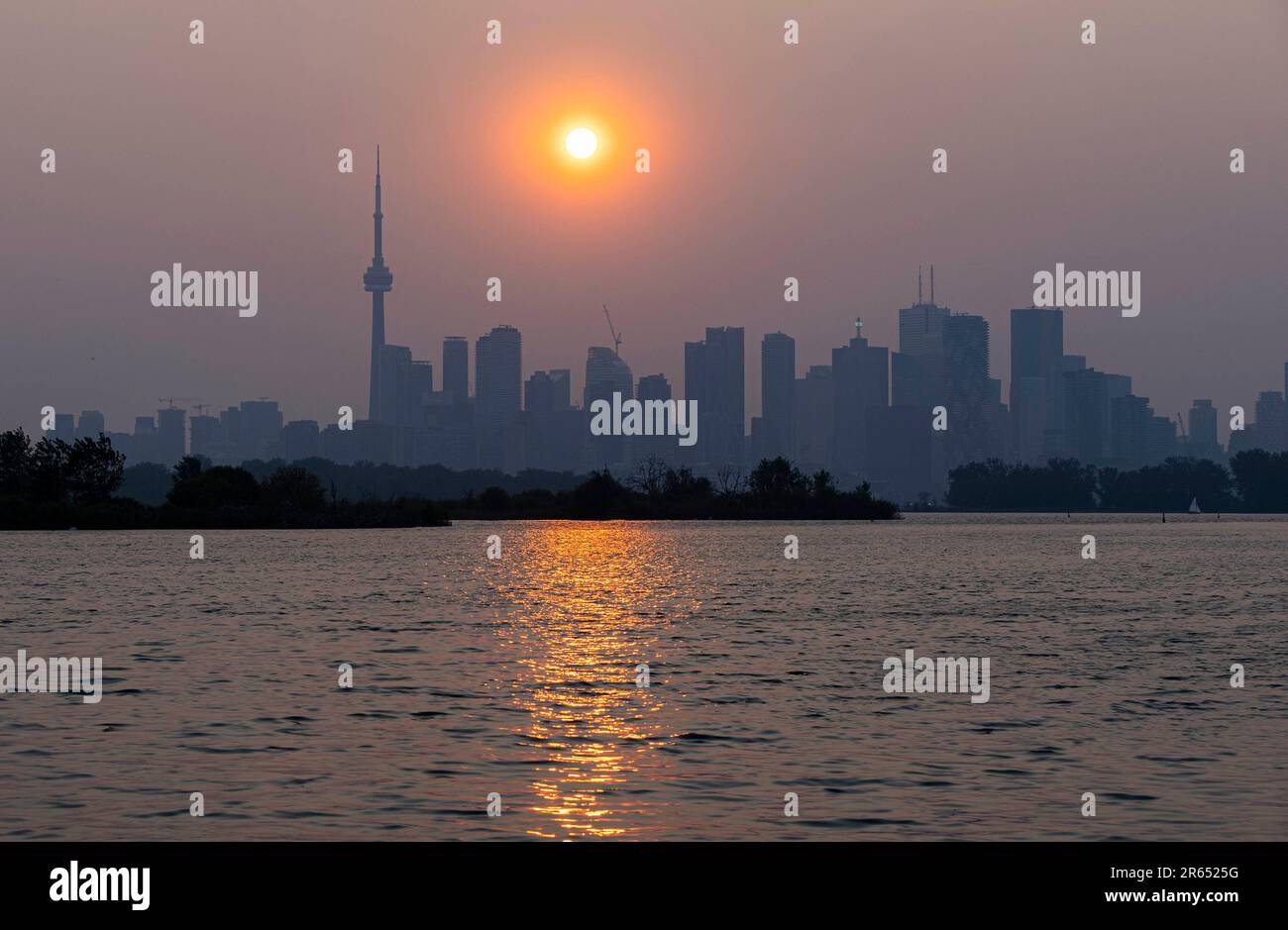 Toronto, Canada. 6th juin 2023. La fumée de feu sauvage enveloppe Toronto,  Canada, on 6 juin 2023. Environnement Canada a publié un énoncé spécial sur  la qualité de l'air pour Toronto mardi