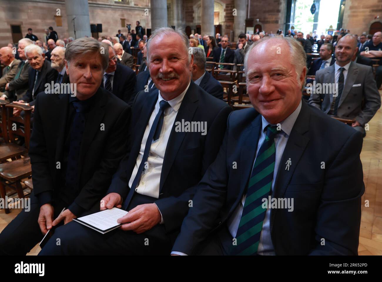 (De gauche à droite) les anciens joueurs d'Irlande du Nord, Ian Stewart, Billy Hamilton et Jimmy Nichol, assistant à un service d'action de grâce à la cathédrale Sainte-Anne de Belfast pour l'ancien directeur d'Irlande du Nord, Billy Bingham, décédé à l'âge de 90 ans en juin 2022. Date de la photo: Mercredi 7 juin 2023. Banque D'Images