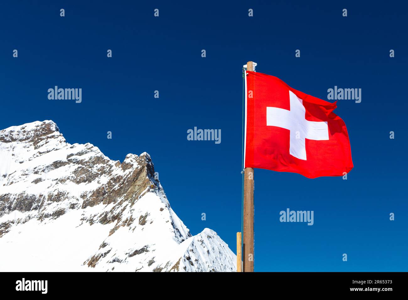 Drapeau suisse au sommet du plateau de la Jungfraujoch, pic de la Jungfrau, Suisse Banque D'Images
