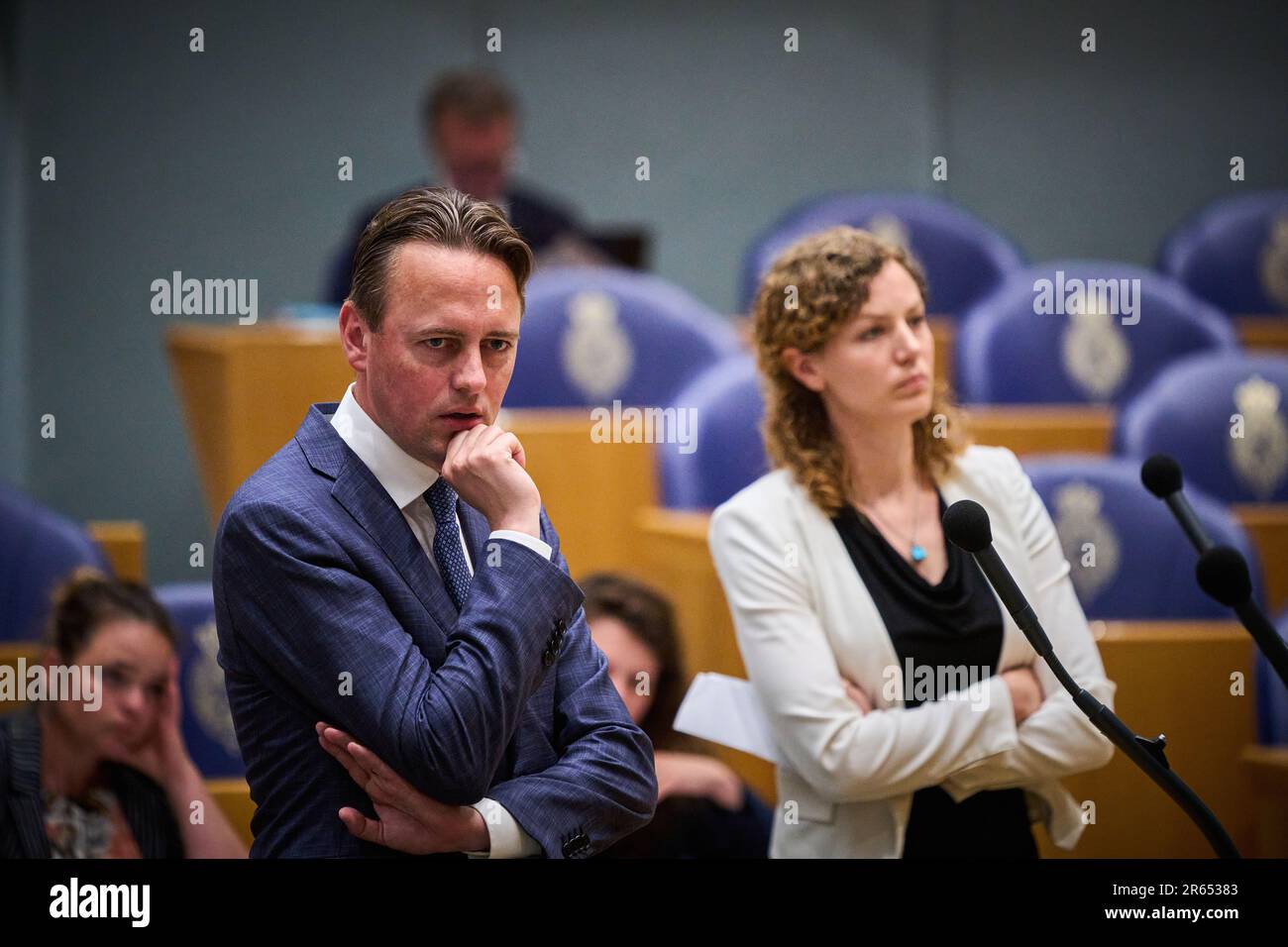 LA HAYE - Henk Nijboer (PvdA) et Chriostine Teunissen (PvdD) lors d'un débat sur le rapport de la commission d'enquête parlementaire sur l'extraction du gaz naturel de Groningen. ANP PHIL NIJHUIS pays-bas - belgique Banque D'Images
