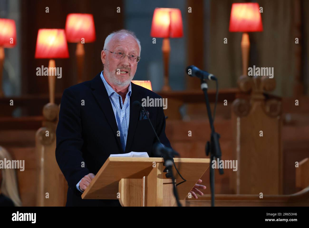 David Bingham lit une éloge lors d'un service d'action de grâces à la cathédrale Sainte-Anne de Belfast pour son père et ancien directeur de l'Irlande du Nord Billy Bingham, décédé à l'âge de 90 ans en juin 2022. Date de la photo: Mercredi 7 juin 2023. Banque D'Images