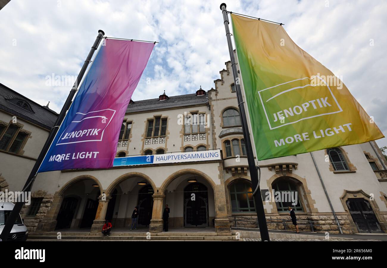 07 juin 2023, Thuringe, Jena : des bannières portant le logo Jenoptik AG survolent devant les Volkshaus lors de l'assemblée générale annuelle de la société. Le groupe technologique thuringien Jenoptik s'en tient à ses prévisions de croissance pour les années à venir. L'objectif est d'atteindre une croissance annuelle moyenne des ventes d'environ huit pour cent à environ 1,2 milliards d'euros en 2025. Jenoptik, qui compte actuellement plus de 4 400 employés, affirme avoir plus de 51 000 investisseurs privés et institutionnels dans le monde entier. Photo: Martin Schutt/dpa Banque D'Images
