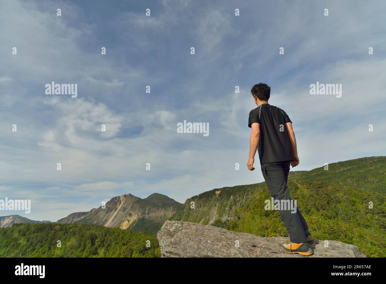 Grimpeur debout sur le sommet Banque D'Images