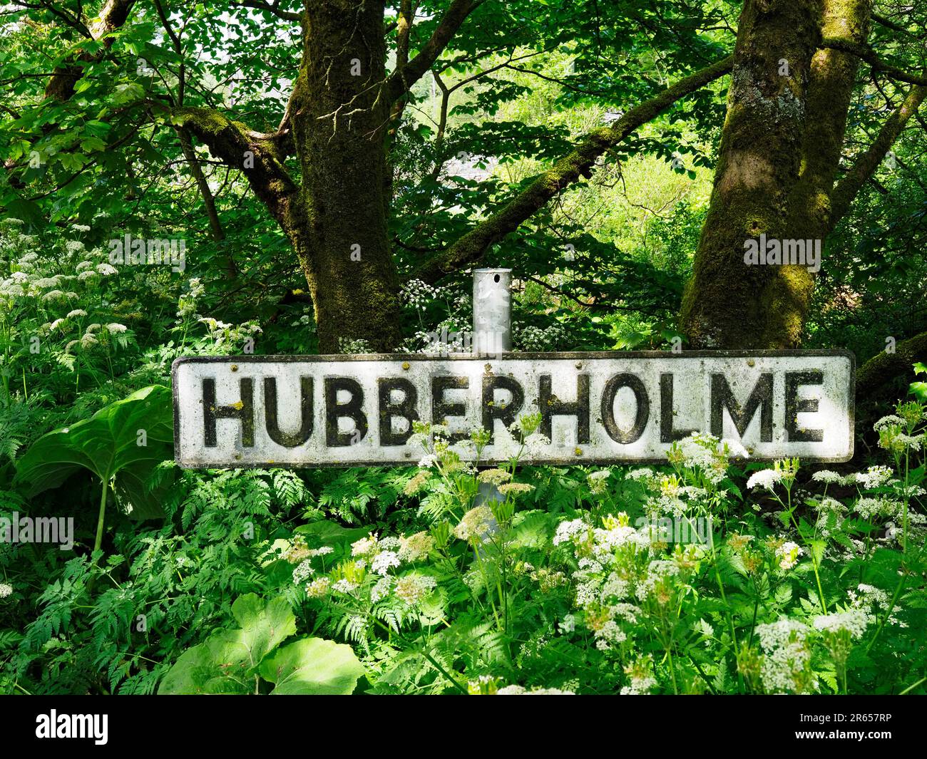 Panneau du village de Hubberholme sur Dubbs Lane près de Buckden Upper Wharfedale Yorkshire Dales National Park North Yorkshire England Banque D'Images