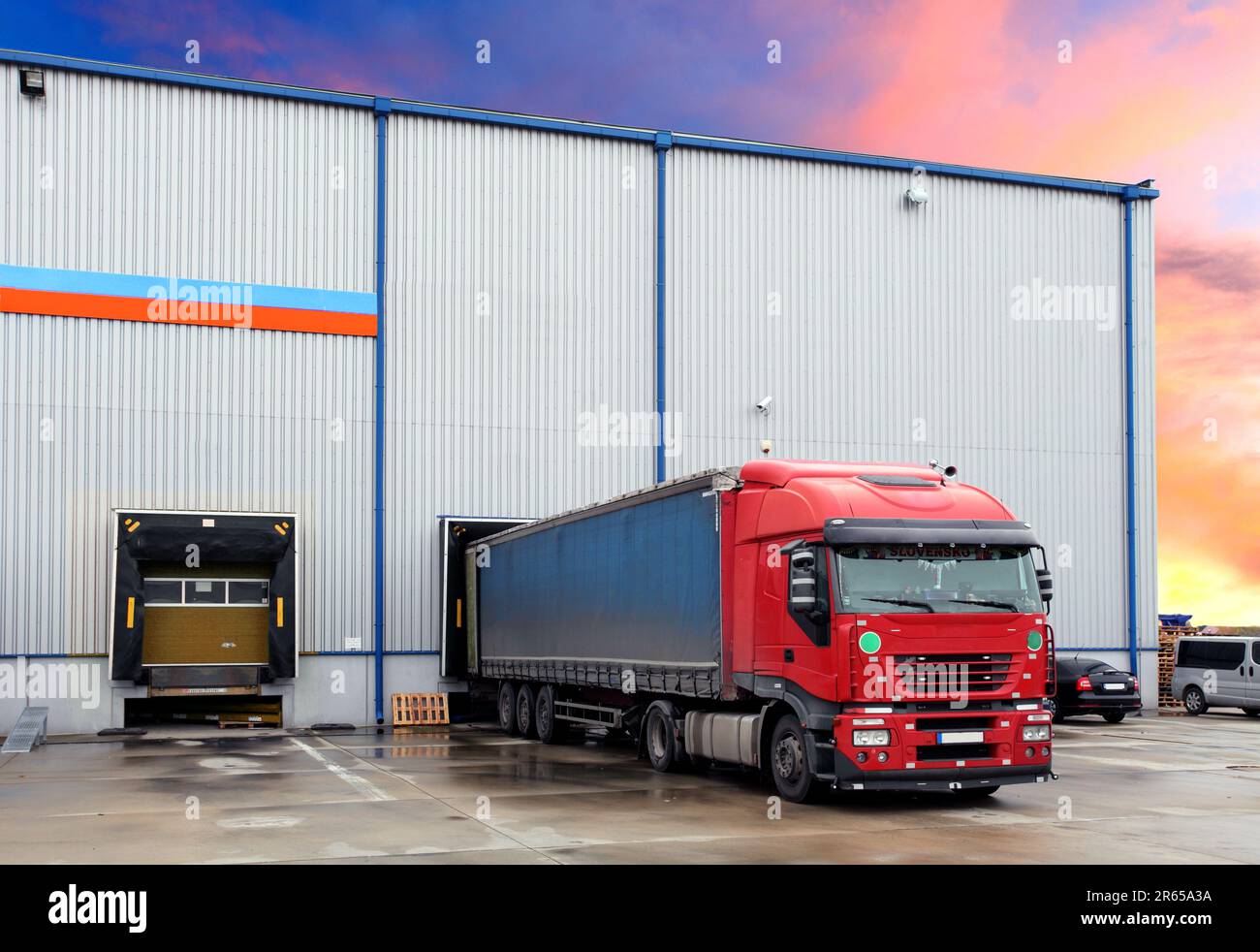 Camion dans les quais de chargement Banque D'Images