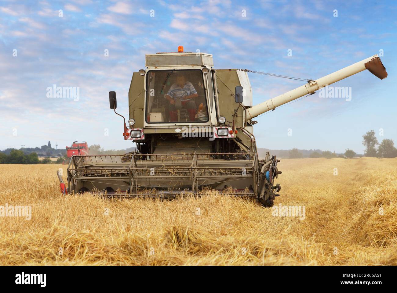 Machine de récolteuse sur champ de blé Banque D'Images