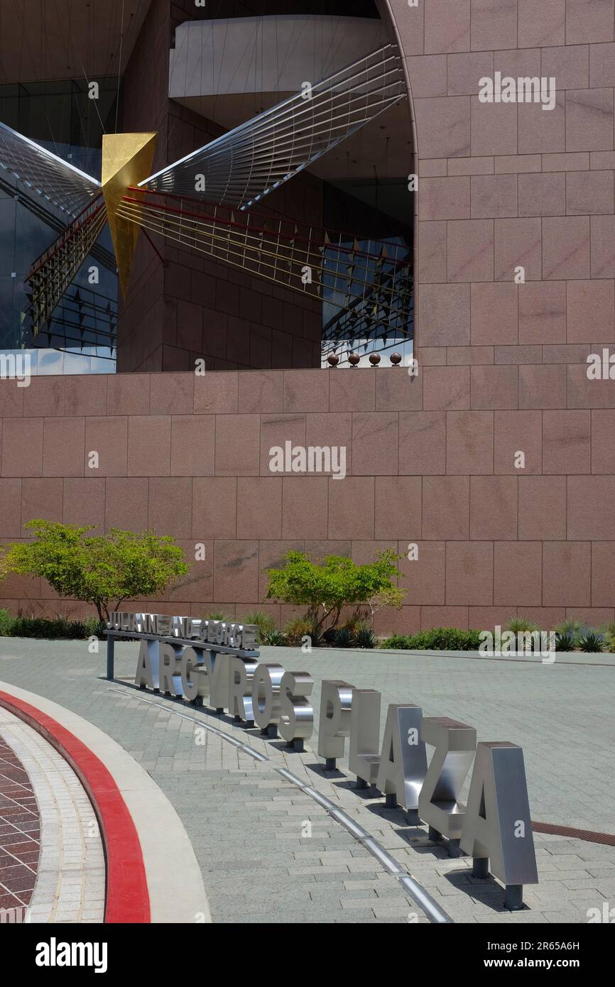 COSTA MESA, CALIFORNIE - 8 MAI 2021 : panneau Argyros Plaza et le Sculpyure d'oiseau de feu au Segerstrom Centre for the Arts Banque D'Images