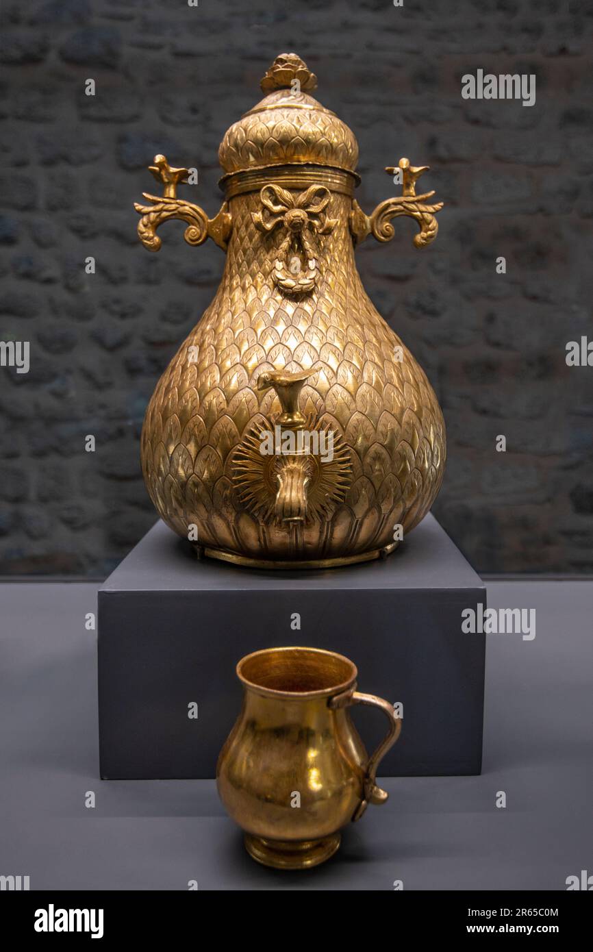 Jug Sherbet doré-cuivre (Tombak) Banque D'Images
