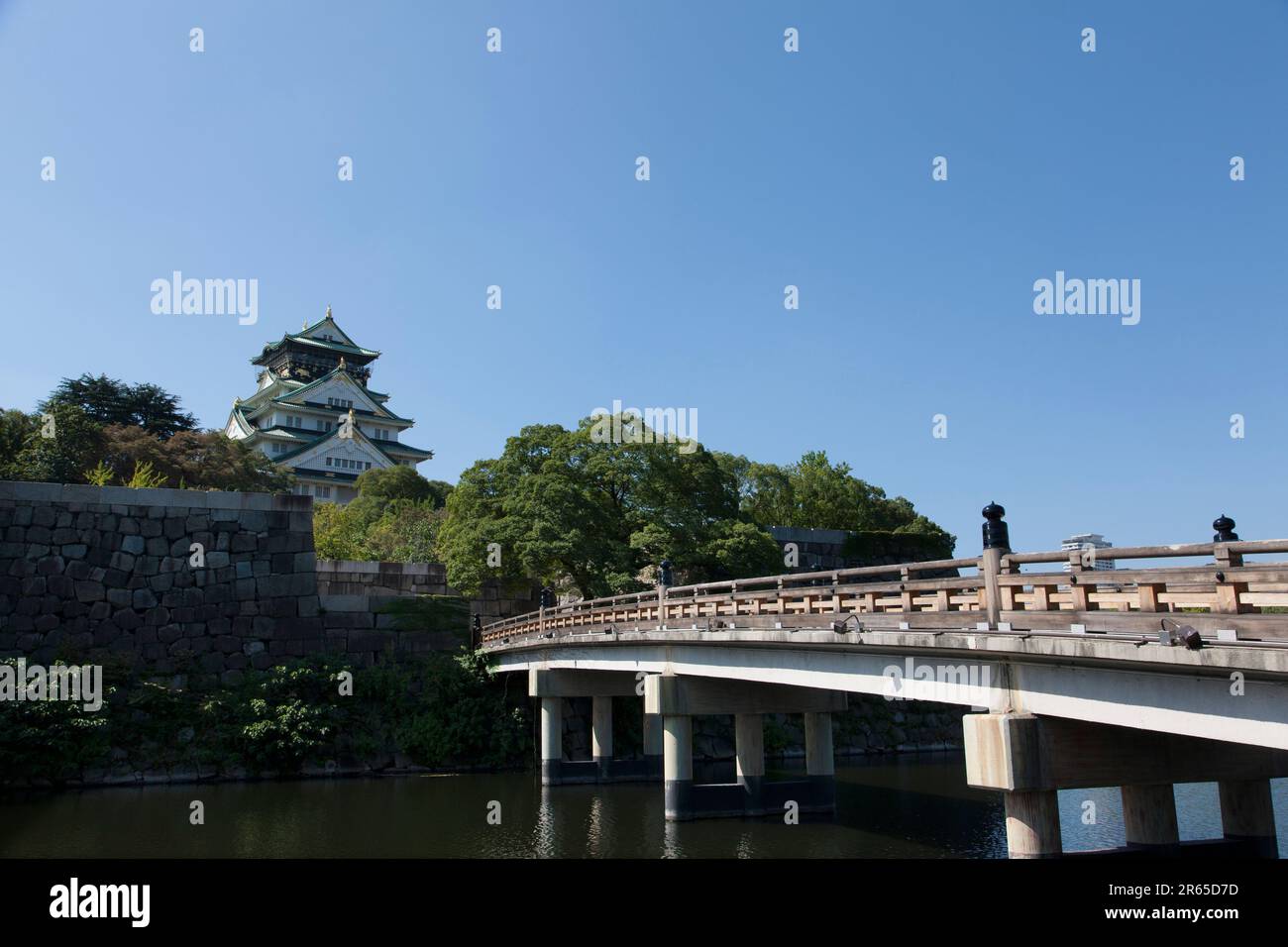 La tour du château et le pont Gokurakubashi Banque D'Images