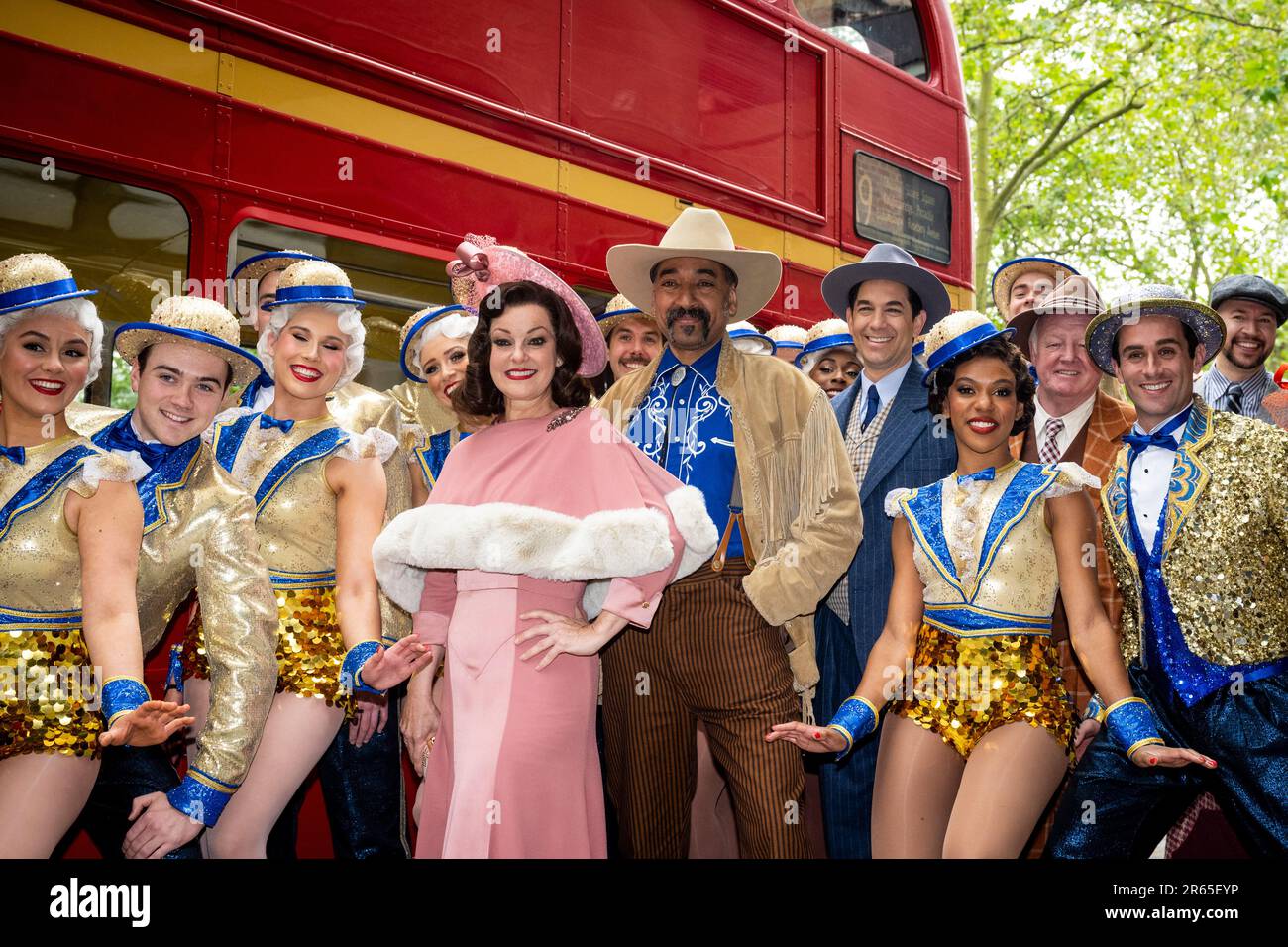 Londres, Royaume-Uni. 7 juin 2023. Toute la coulée de 42nd STREET arrive à Sadler’s Wells à bord d’un bus Routemaster pour un photocall, y compris (C) Ruthie Henshall comme Dorothy Brock, Anthony Ofoegbu comme Abner Dillon, Adam Garcia comme Julian Marsh, les Dennis comme Bert Barry, Nicole Lily Baisden comme Peggy Sawyer, Et Sam se dit Billy Lawlor. La production se déroule à Sadler’s Wells du 7 juin au 2 juillet, avant d’embarquer pour une tournée au Royaume-Uni. Credit: Stephen Chung / EMPICS / Alamy Live News Banque D'Images