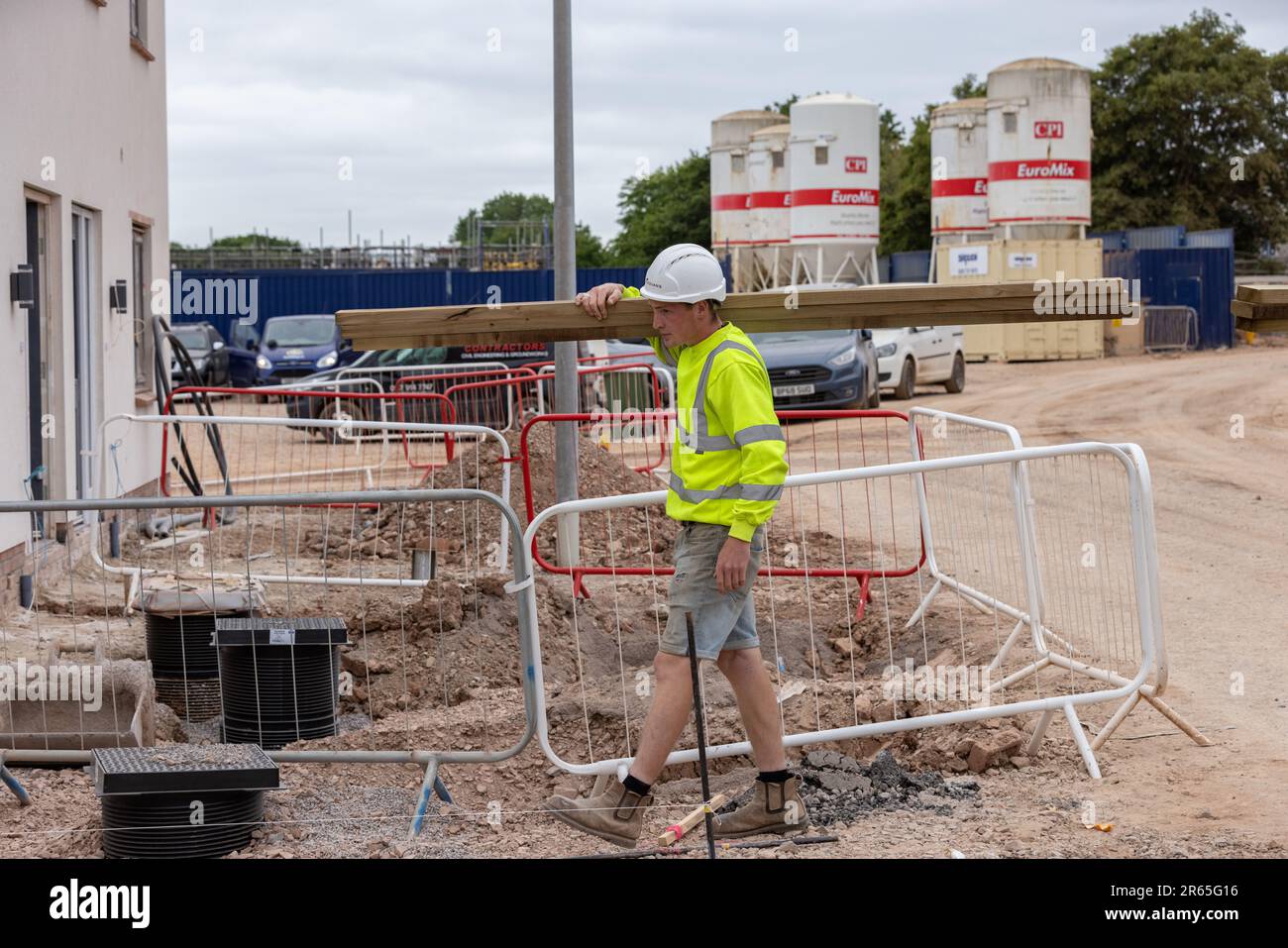 Travailleurs de la construction dans un développement de logement en Angleterre, au Royaume-Uni Banque D'Images