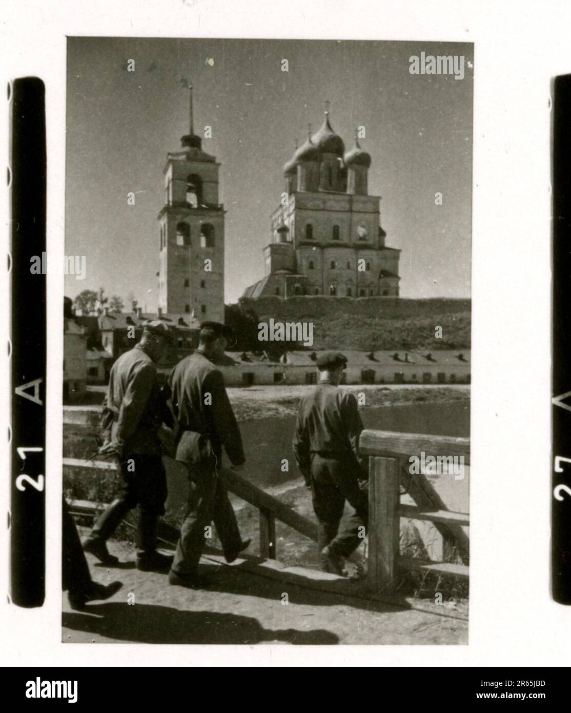 SS Photographer Baumann, Division Totenkopf, Russie 1941 unité de reconnaissance à roues, photos de motos, fusils de char, tombes, prisonniers de guerre russes et villageois, Fieseler Fi 156 Storch, chars et équipements russes détruits, construction de ponts, soldats nageant dans la rivière, équipage de mitrailleuses, équipage anti-char à canon, cérémonie de remise des prix de l'unité, Unités en mars, artillerie remorquée par demi-voies, unité d'entretien de véhicules automobiles, activités de Kriegsberichter, boulangerie de campagne, hôpital de campagne, réapprovisionnement en air par JU-52, unité de projecteurs antiaériens, bureau de poste de campagne, et un Focke-Wulf 189 (Eagle-Owl) en vol. IMA Banque D'Images
