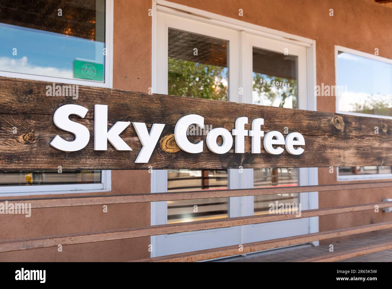 Panneau sur une rambarde en bois pour Sky Coffee, à l'entrée du café