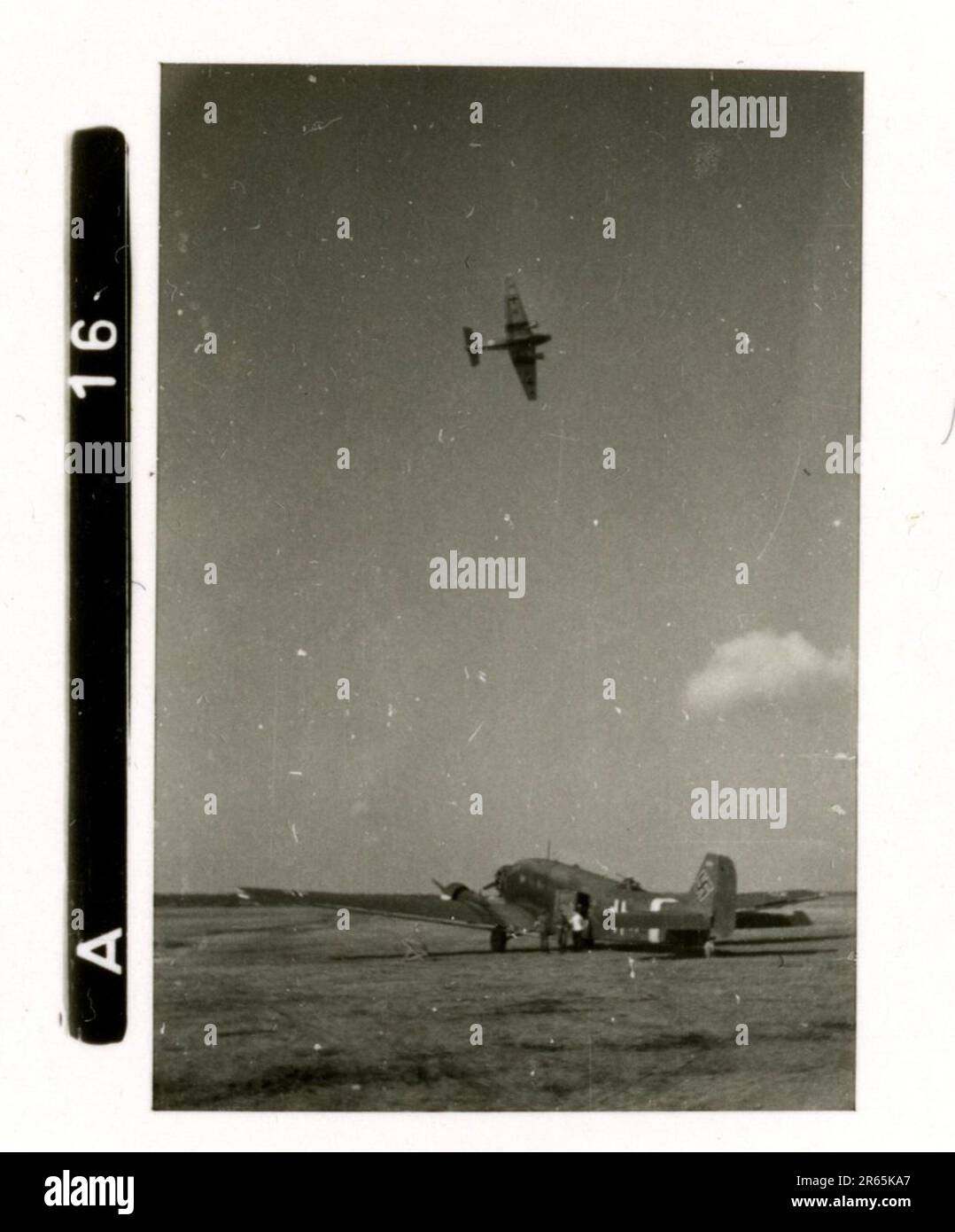 SS Photographer Baumann, Division Totenkopf, Russie 1941 unité de reconnaissance à roues, photos de motos, fusils de char, tombes, prisonniers de guerre russes et villageois, Fieseler Fi 156 Storch, chars et équipements russes détruits, construction de ponts, soldats nageant dans la rivière, équipage de mitrailleuses, équipage anti-char à canon, cérémonie de remise des prix de l'unité, Unités en mars, artillerie remorquée par demi-voies, unité d'entretien de véhicules automobiles, activités de Kriegsberichter, boulangerie de campagne, hôpital de campagne, réapprovisionnement en air par JU-52, unité de projecteurs antiaériens, bureau de poste de campagne, et un Focke-Wulf 189 (Eagle-Owl) en vol. IMA Banque D'Images