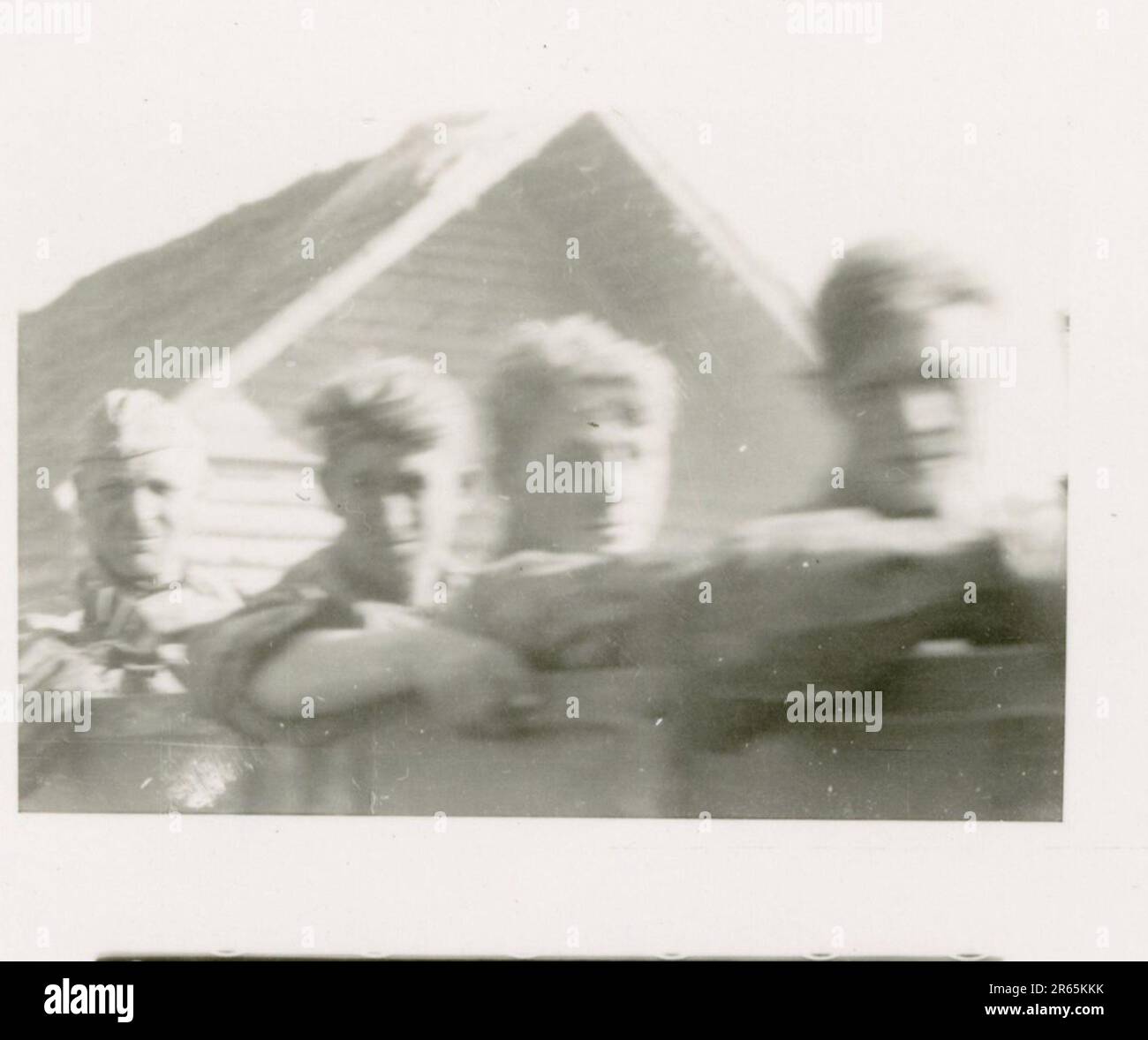 SS Photographer Baumann, Division Totenkopf, Russie 1941 unité de reconnaissance à roues, photos de motos, fusils de char, tombes, prisonniers de guerre russes et villageois, Fieseler Fi 156 Storch, chars et équipements russes détruits, construction de ponts, soldats nageant dans la rivière, équipage de mitrailleuses, équipage anti-char à canon, cérémonie de remise des prix de l'unité, Unités en mars, artillerie remorquée par demi-voies, unité d'entretien de véhicules automobiles, activités de Kriegsberichter, boulangerie de campagne, hôpital de campagne, réapprovisionnement en air par JU-52, unité de projecteurs antiaériens, bureau de poste de campagne, et un Focke-Wulf 189 (Eagle-Owl) en vol. IMA Banque D'Images