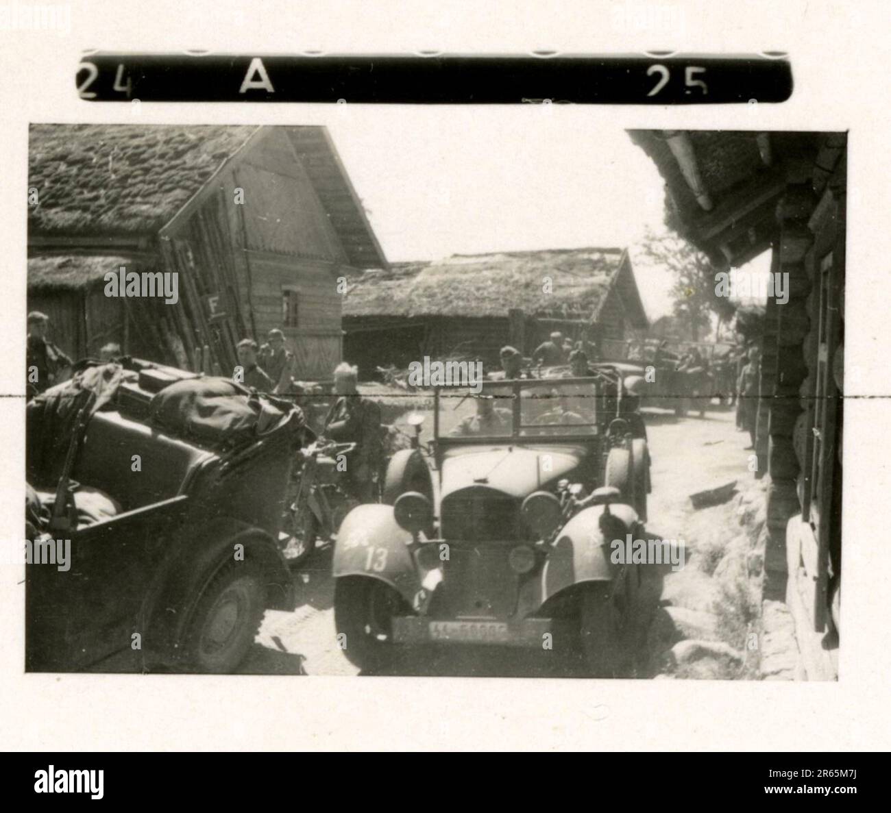 SS Photographer Baumann, Division Totenkopf, Russie 1941 unité de reconnaissance à roues, photos de motos, fusils de char, tombes, prisonniers de guerre russes et villageois, Fieseler Fi 156 Storch, chars et équipements russes détruits, construction de ponts, soldats nageant dans la rivière, équipage de mitrailleuses, équipage anti-char à canon, cérémonie de remise des prix de l'unité, Unités en mars, artillerie remorquée par demi-voies, unité d'entretien de véhicules automobiles, activités de Kriegsberichter, boulangerie de campagne, hôpital de campagne, réapprovisionnement en air par JU-52, unité de projecteurs antiaériens, bureau de poste de campagne, et un Focke-Wulf 189 (Eagle-Owl) en vol. IMA Banque D'Images