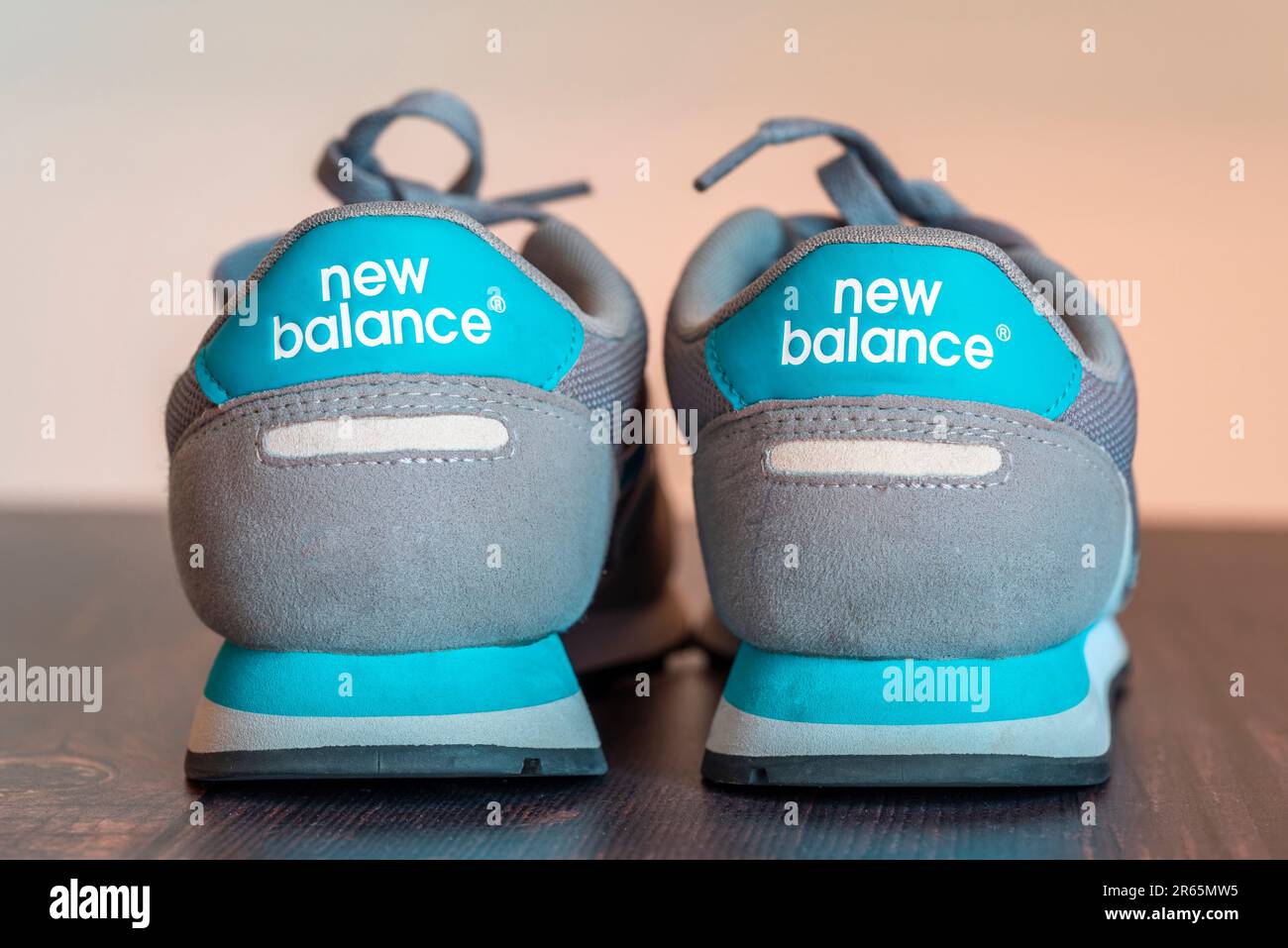 VOICI Une PHOTO DE STOCK - dos d'une paire de baskets New Balance turquoise et gris Banque D'Images