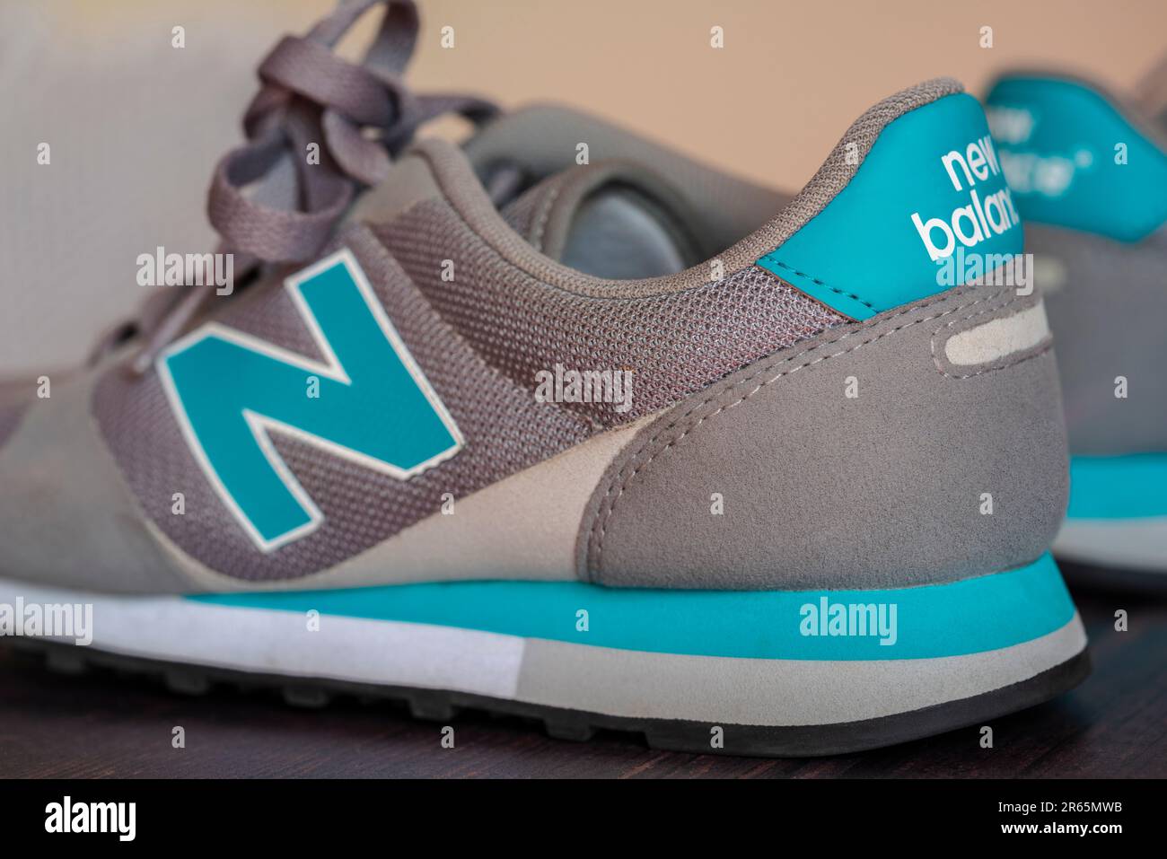 VOICI Une PHOTO : le logo « N » visible sur le côté d'un formateur New Balance Banque D'Images
