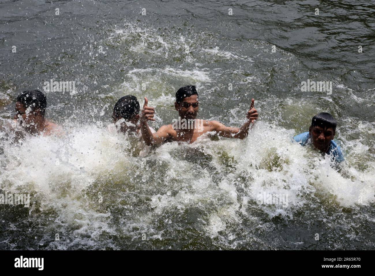 DHAKA, BANGLADESH - JUIN 2 : les gens se baignent dans un étang du vieux Dhaka, sur le 2 juin 2023, à Dhaka, au Bangladesh. Dhaka est une mégapole et compte une population de 10,2 000 habitants Banque D'Images