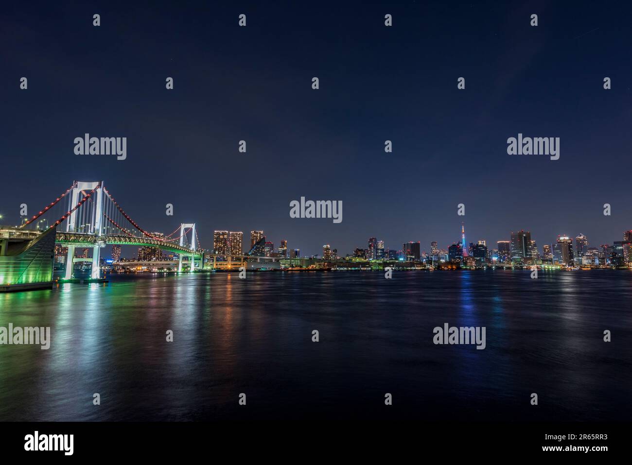 Vue nocturne sur le pont Rainbow et la tour de Tokyo Banque D'Images