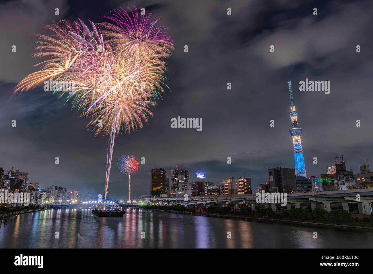 Tokyo Sky Tree et Sumida River Fireworks Festival Banque D'Images