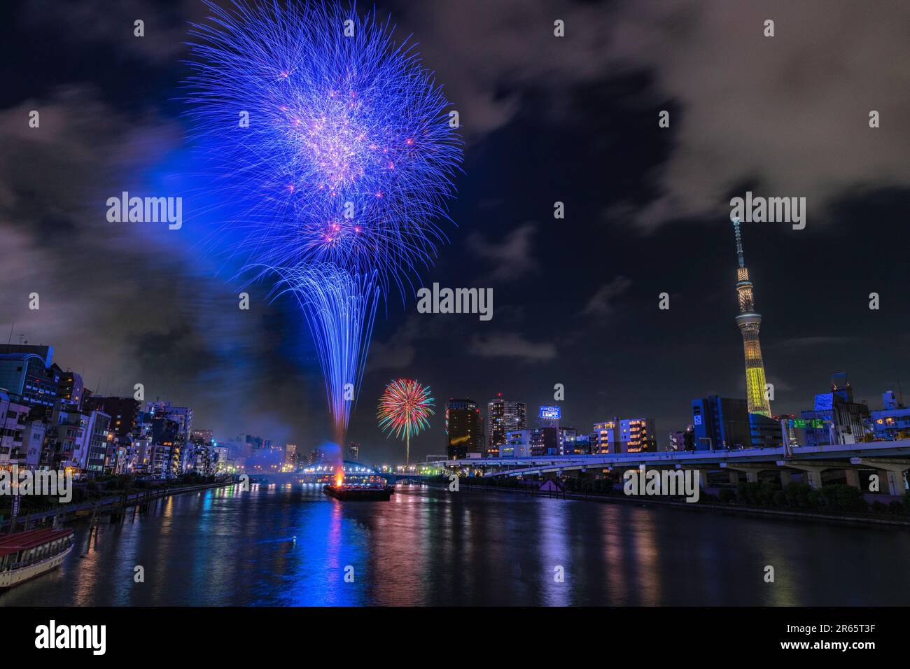 Tokyo Sky Tree et Sumida River Fireworks Festival Banque D'Images