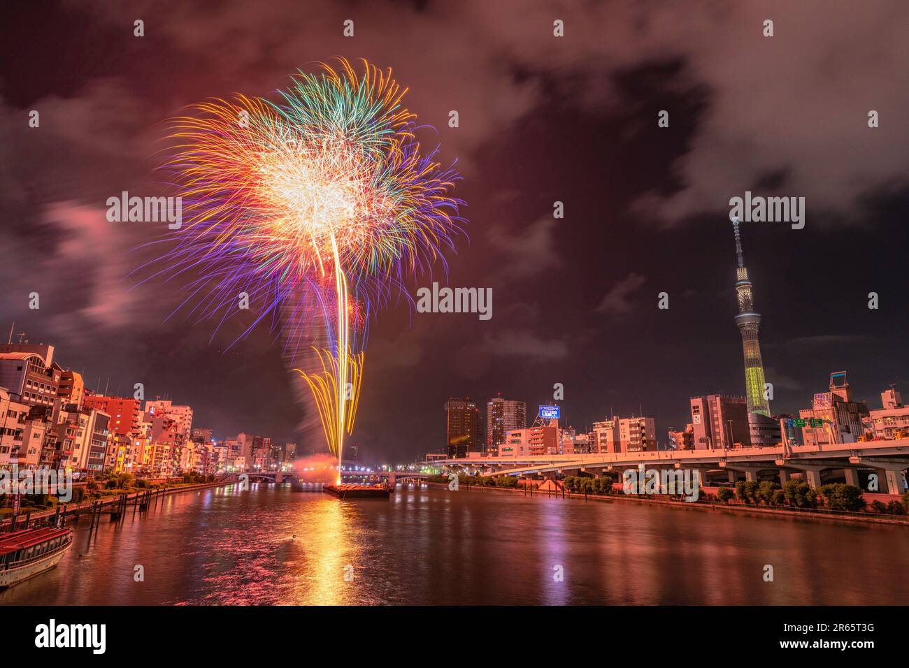 Tokyo Sky Tree et Sumida River Fireworks Festival Banque D'Images