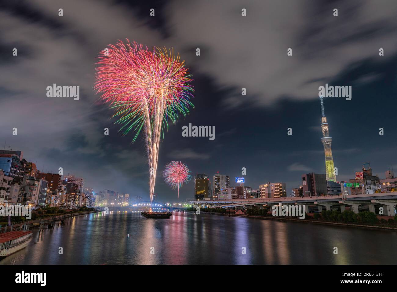 Tokyo Sky Tree et Sumida River Fireworks Festival Banque D'Images