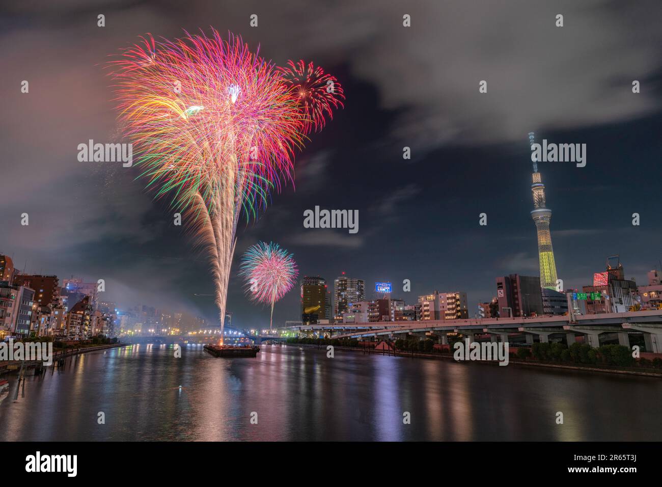 Tokyo Sky Tree et Sumida River Fireworks Festival Banque D'Images