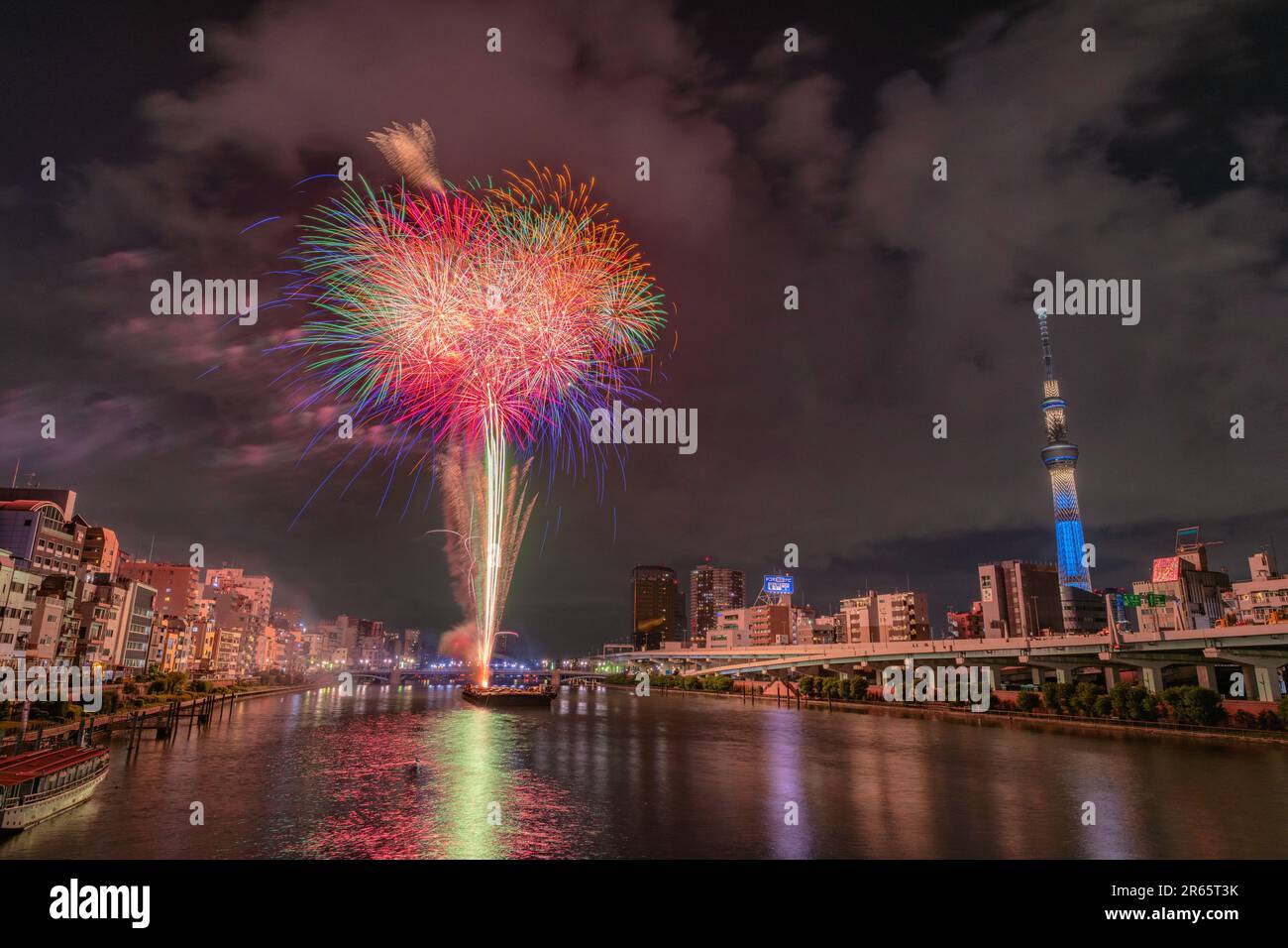 Tokyo Sky Tree et Sumida River Fireworks Festival Banque D'Images