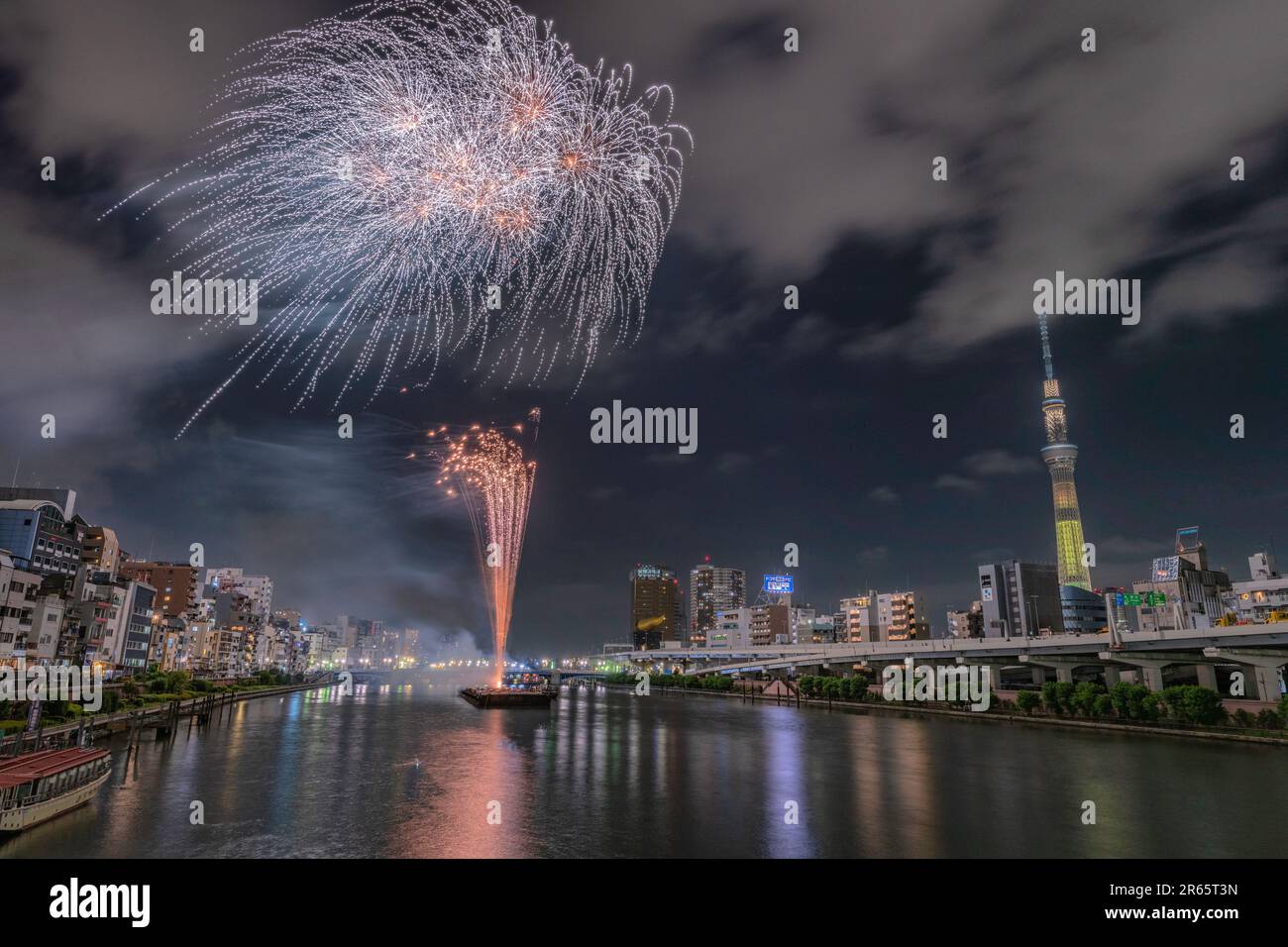 Tokyo Sky Tree et Sumida River Fireworks Festival Banque D'Images