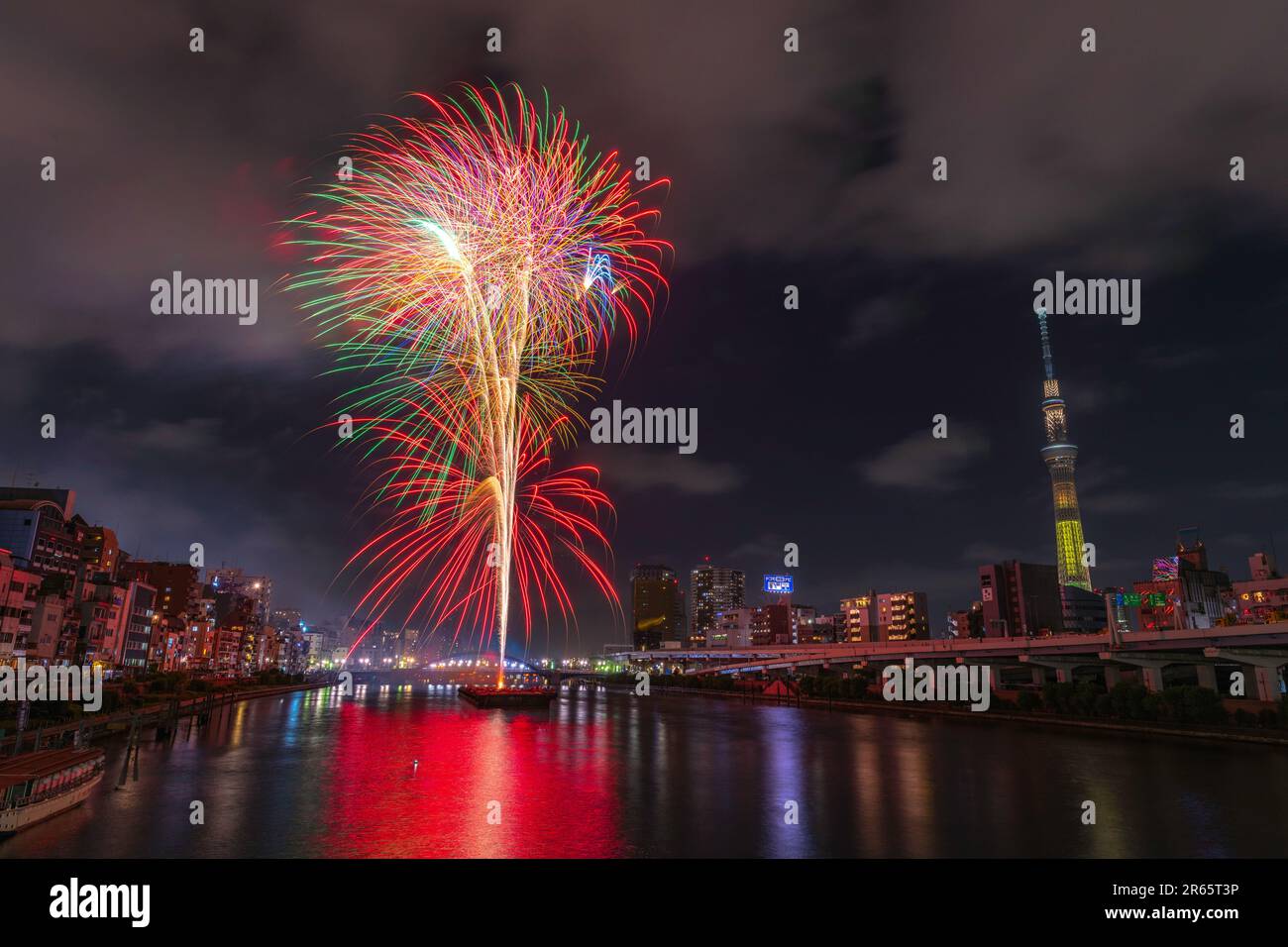 Tokyo Sky Tree et Sumida River Fireworks Festival Banque D'Images