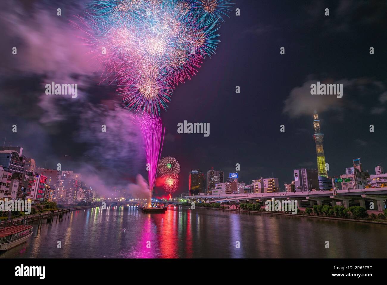Tokyo Sky Tree et Sumida River Fireworks Festival Banque D'Images