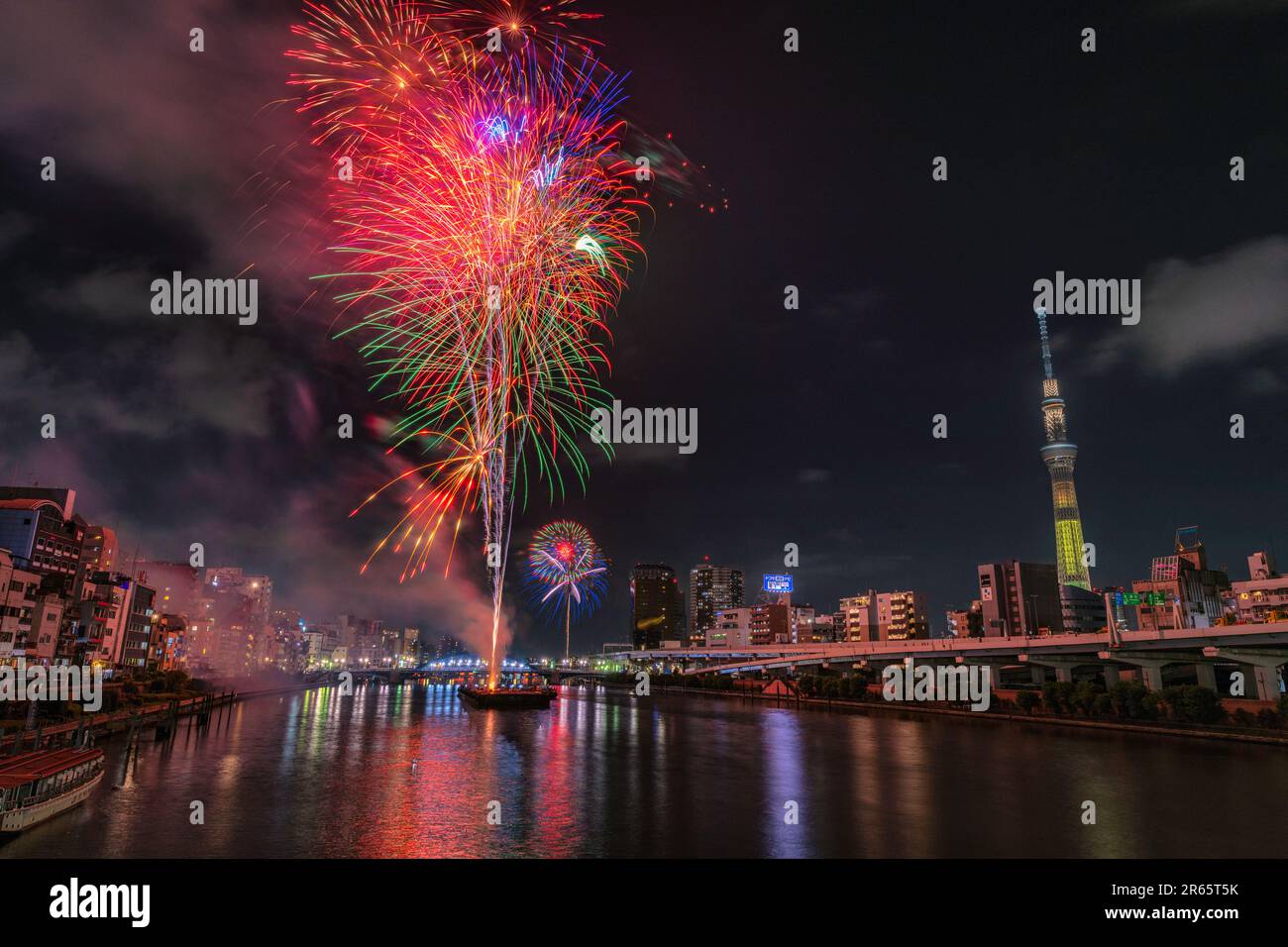 Tokyo Sky Tree et Sumida River Fireworks Festival Banque D'Images