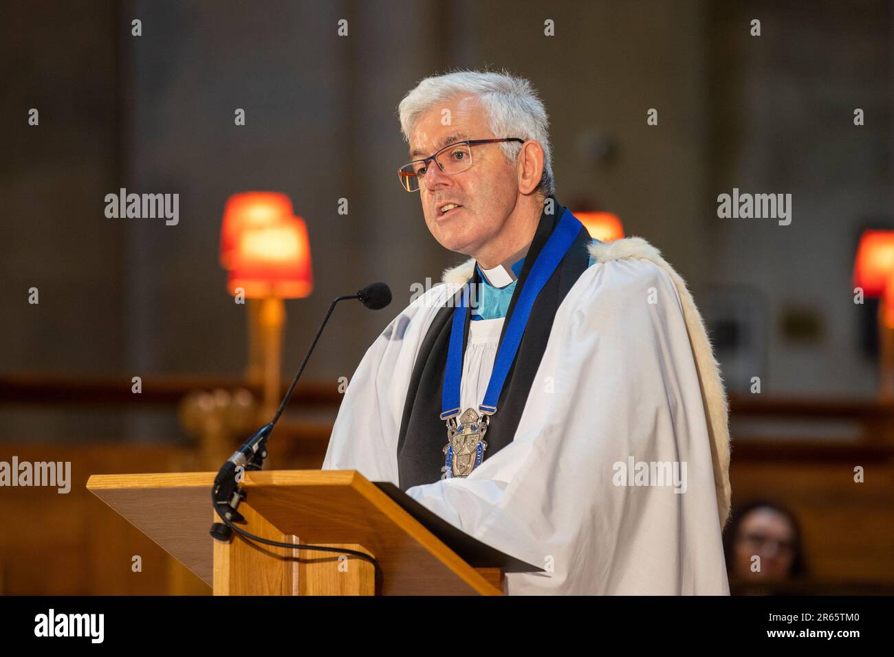 Le très révérend Stephen Forde, doyen de Belfast, parle lors d'un service d'action de grâces à la cathédrale Sainte-Anne de Belfast pour l'ancien directeur de l'Irlande du Nord, Billy Bingham, décédé à l'âge de 90 ans en juin 2022. Date de la photo: Mercredi 7 juin 2023. Banque D'Images