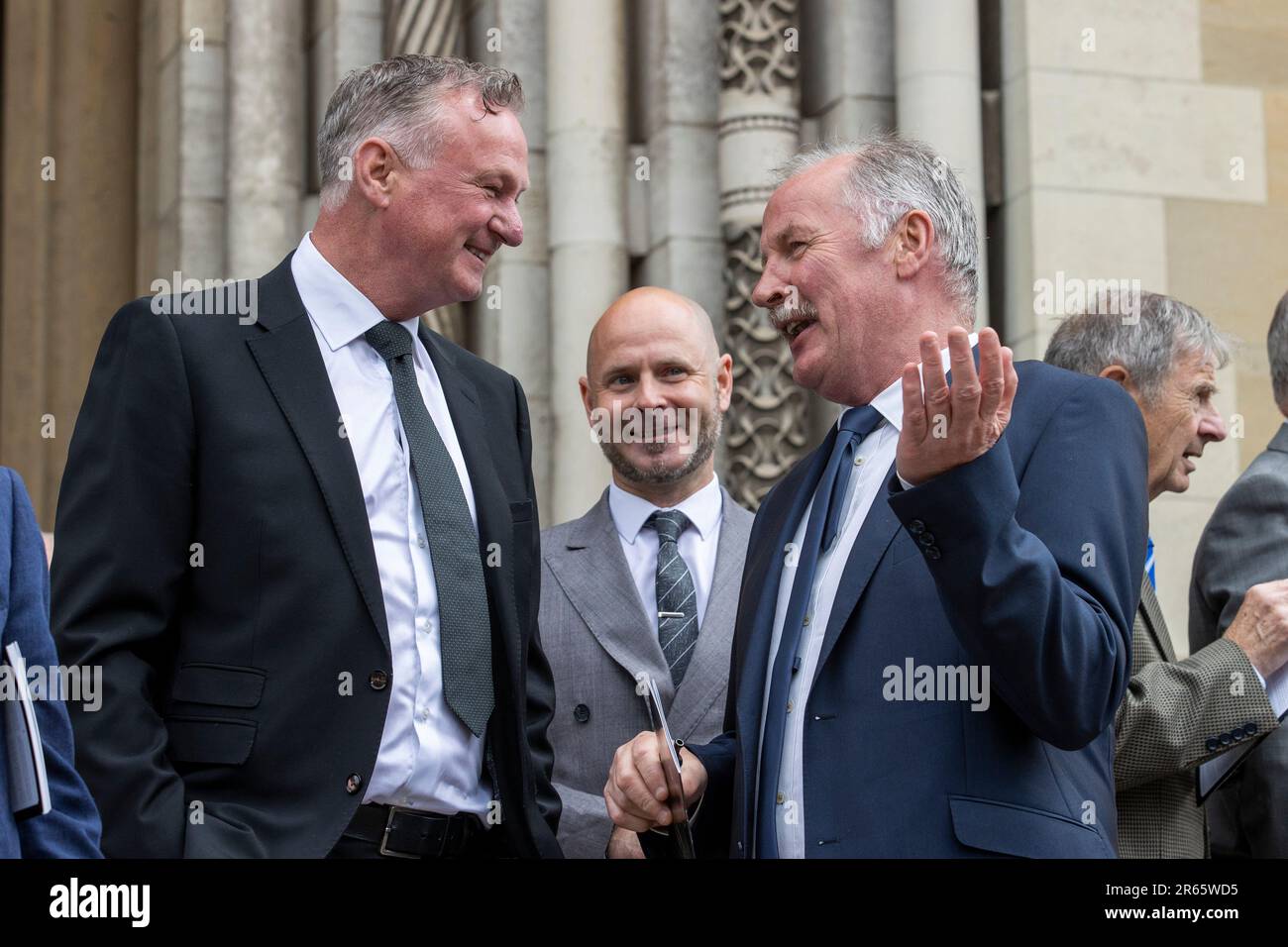 Michael O'Neill, directeur de l'Irlande du Nord, et Billy Hamilton, ancien joueur de l'Irlande du Nord (à droite) qui assistaient à un service d'action de grâce à la cathédrale Sainte-Anne de Belfast pour l'ancien directeur de l'Irlande du Nord, Billy Bingham, décédé à l'âge de 90 ans en juin 2022. Date de la photo: Mercredi 7 juin 2023. Banque D'Images