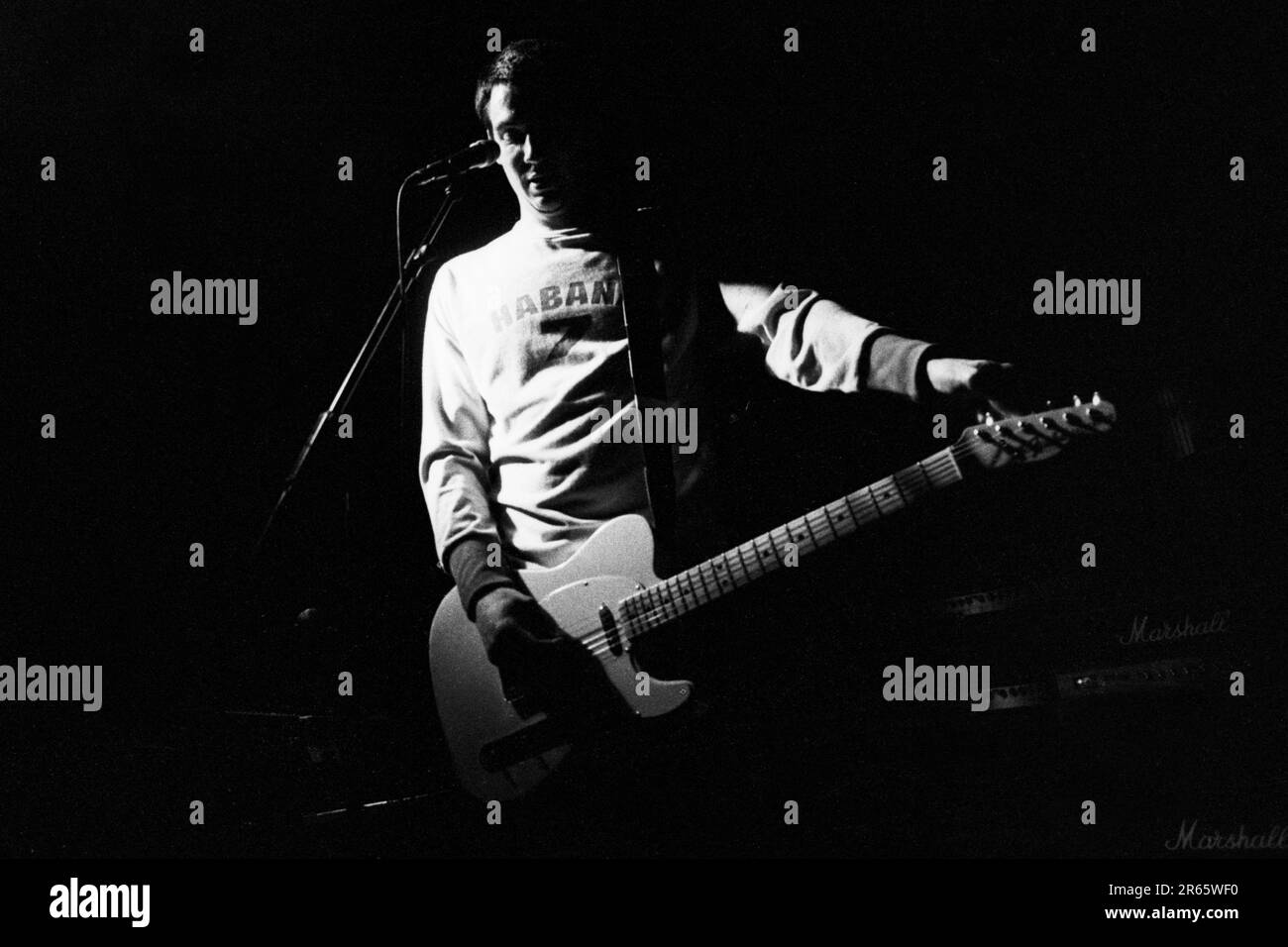 GARY LIGHTBODY, JEUNE, SNOW PATROL, 2001 : un jeune Gary Lightbody de la Snow Patrol en première tournée en soutien à Ash au Great Hall de l'Université de Cardiff le 10 mai 2001. Photo : Rob Watkins. INFO : Snow Patrol est un groupe de rock nord-irlandais-écossais connu pour son son rock alternatif émouvant. Formé en 1994, ils ont acquis une reconnaissance mondiale avec des tubes comme « Chasing Cars » et « Run », mélangeant des paroles introspectives avec des mélodies anthématiques et atmosphériques. Banque D'Images
