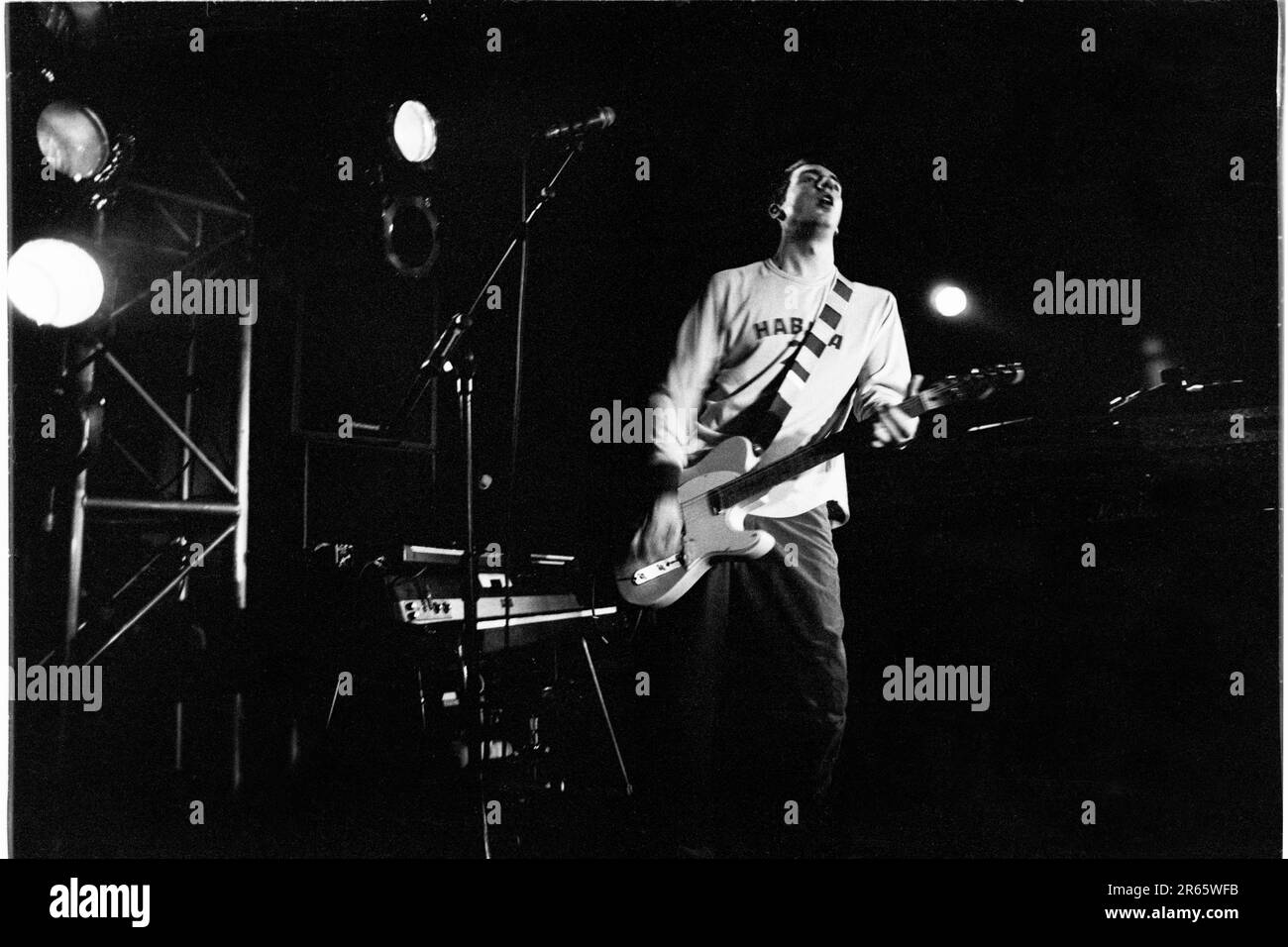 GARY LIGHTBODY, JEUNE, SNOW PATROL, 2001 : un jeune Gary Lightbody de la Snow Patrol en première tournée en soutien à Ash au Great Hall de l'Université de Cardiff le 10 mai 2001. Photo : Rob Watkins. INFO : Snow Patrol est un groupe de rock nord-irlandais-écossais connu pour son son rock alternatif émouvant. Formé en 1994, ils ont acquis une reconnaissance mondiale avec des tubes comme « Chasing Cars » et « Run », mélangeant des paroles introspectives avec des mélodies anthématiques et atmosphériques. Banque D'Images