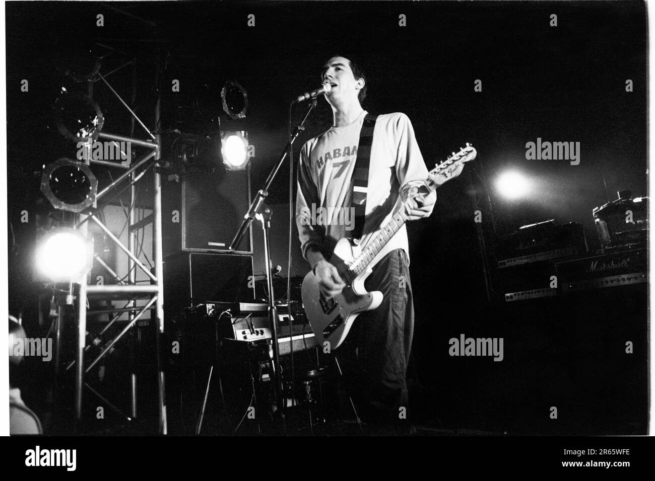 GARY LIGHTBODY, JEUNE, SNOW PATROL, 2001 : un jeune Gary Lightbody de la Snow Patrol en première tournée en soutien à Ash au Great Hall de l'Université de Cardiff le 10 mai 2001. Photo : Rob Watkins. INFO : Snow Patrol est un groupe de rock nord-irlandais-écossais connu pour son son rock alternatif émouvant. Formé en 1994, ils ont acquis une reconnaissance mondiale avec des tubes comme « Chasing Cars » et « Run », mélangeant des paroles introspectives avec des mélodies anthématiques et atmosphériques. Banque D'Images