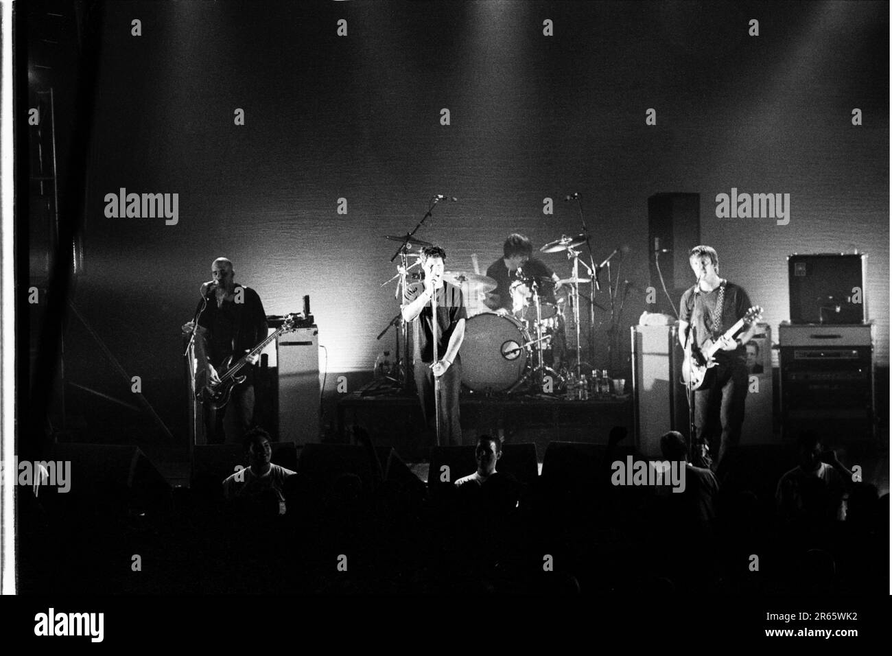 MARK LANEGAN, QUEENS OF THE STONE AGE, CONCERT, 2001 : Mark Lanegan (1964-2022) voix invitée au centre de la scène avec Josh homme de Queens of the Stone Age (QOTSA) lors de leur tournée Rated R Tour au Newport Centre au pays de Galles, Royaume-Uni, le 7 juin 2001. Photo : Rob Watkins. INFO : Queens of the Stone Age, un groupe de rock américain formé à Palm Desert, en Californie, en 1996, a redéfini le rock moderne avec ses riffs lourds et ses mélodies complexes. Des tubes comme « No One Knows » et « Go with the Flow » mettent en valeur leur son dynamique et leur approche innovante de la musique. Banque D'Images