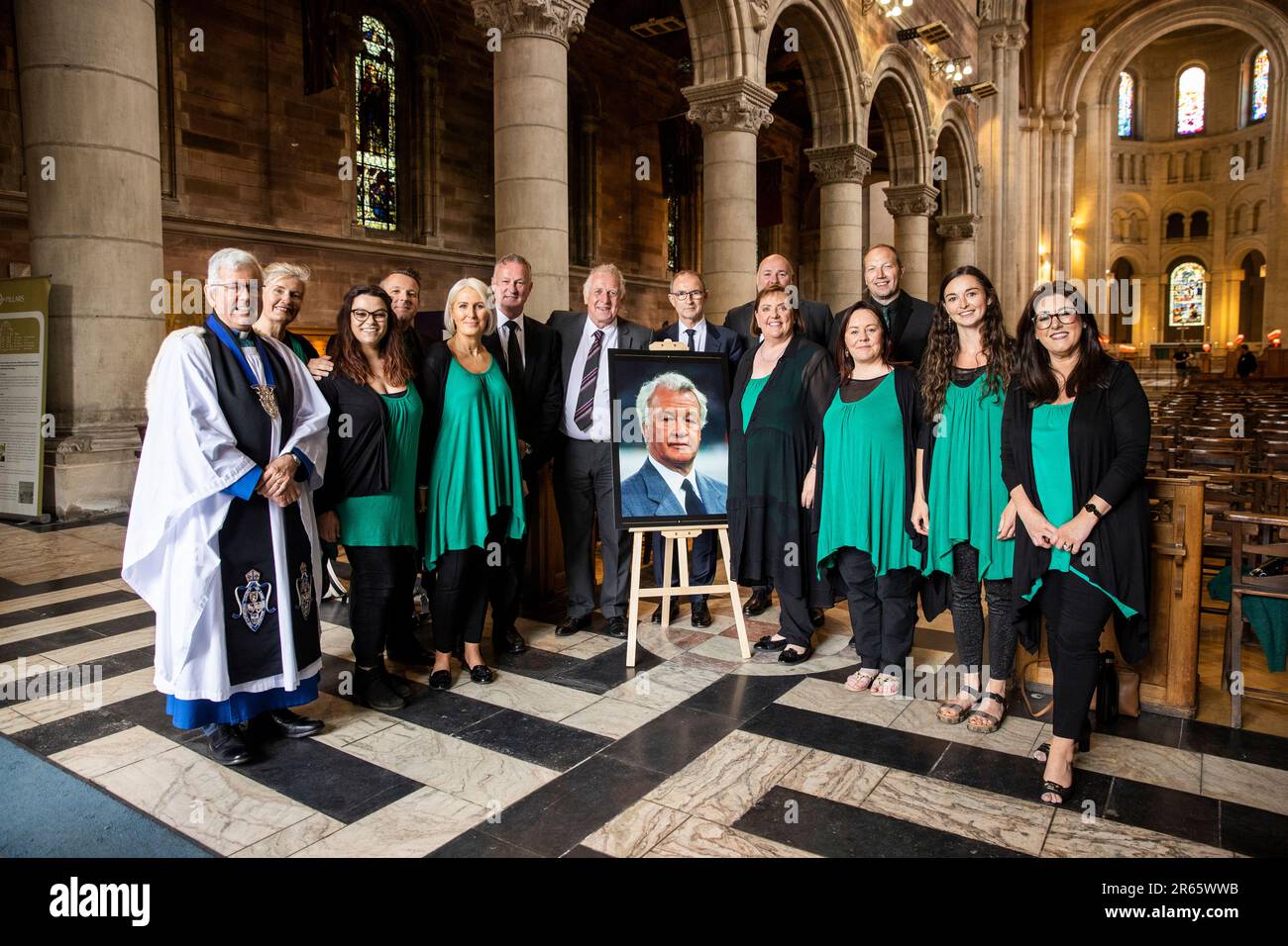 Le très révérend Stephen Forde, doyen de Belfast (à gauche), l'actuel directeur de l'Irlande du Nord Michael O'Neill (sixième à partir de la gauche), l'ancien joueur de l'Irlande du Nord Gerry Armstrong (au centre à gauche), l'ancien directeur de l'Irlande du Nord Martin O'Neill (au centre) et les membres du chœur gospel de la communauté de Belfast, Assister à un service d'action de grâces à la cathédrale Sainte-Anne de Belfast pour l'ancien directeur de l'Irlande du Nord, Billy Bingham, décédé à l'âge de 90 ans en juin 2022. Date de la photo: Mercredi 7 juin 2023. Banque D'Images