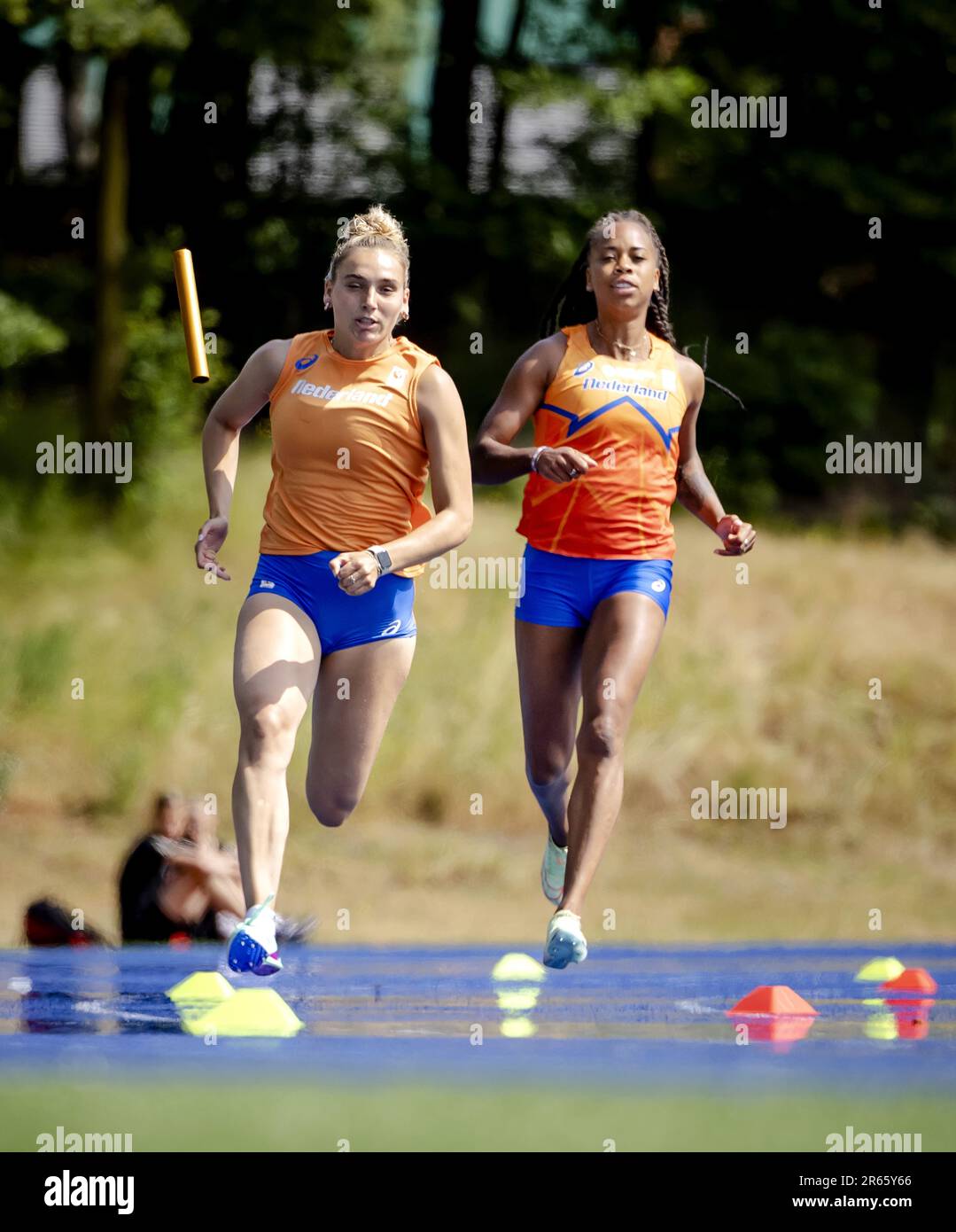 ARNHEM - Minke Bisschops et Jamile Samuel lors d'une session d'entraînement pour les coureurs relais 4x100 à Papendal. ANP ROBIN VAN LONKHUIJSEN Banque D'Images