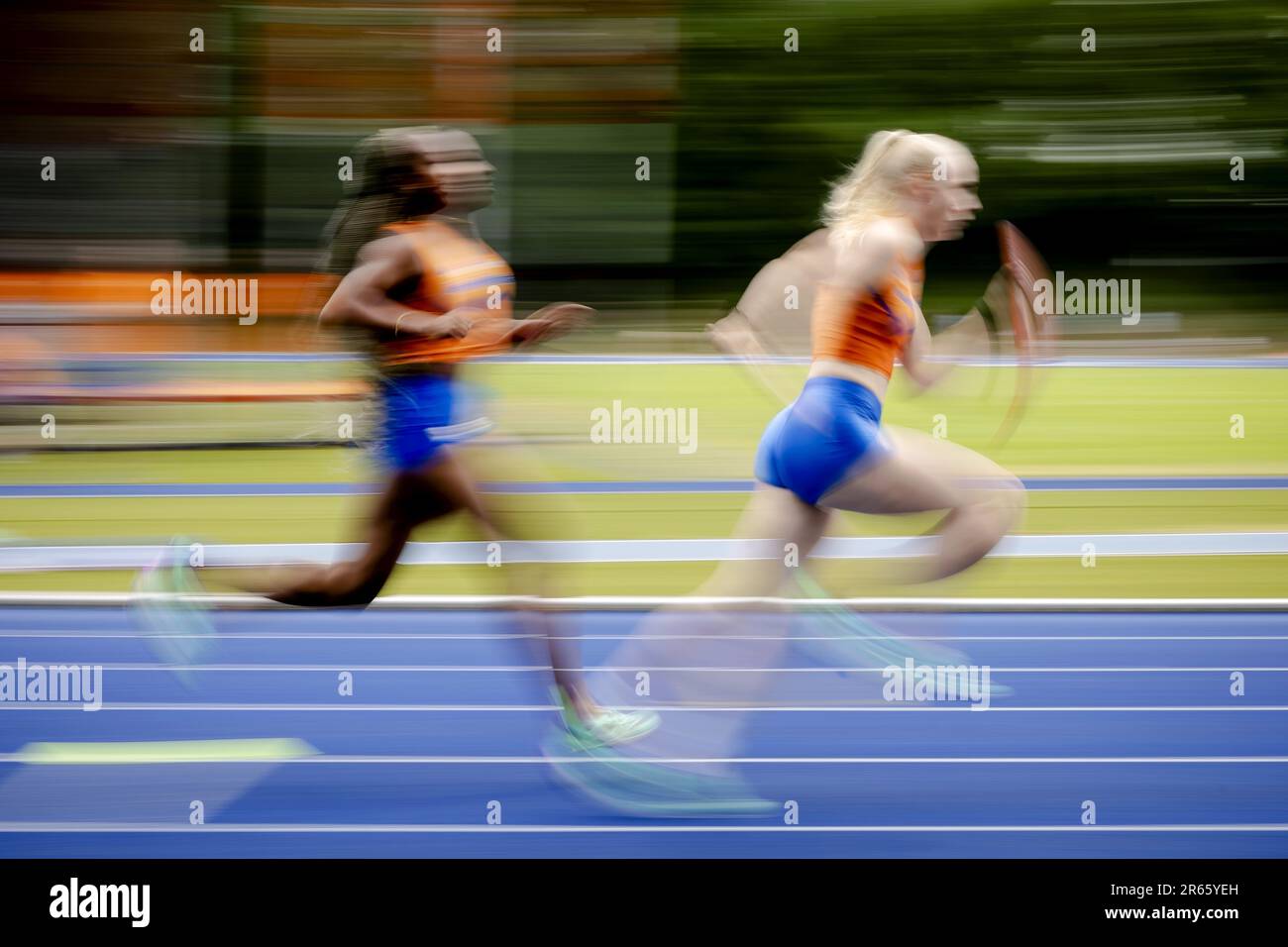 ARNHEM - Nketia Seedo et Marije van Hunenstijn lors d'une session d'entraînement pour les coureurs relais 4x100 à Papendal. ANP ROBIN VAN LONKHUIJSEN Banque D'Images