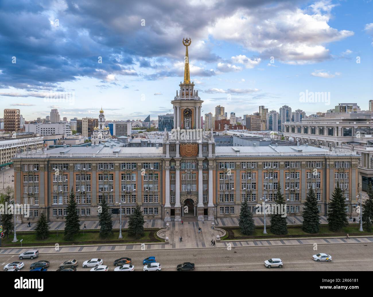 Administration de la ville d'Ekaterinbourg ou hôtel de ville et place centrale en soirée d'été. Ville en soirée au coucher du soleil d'été, vue aérienne. Vue de dessus de la ville Banque D'Images