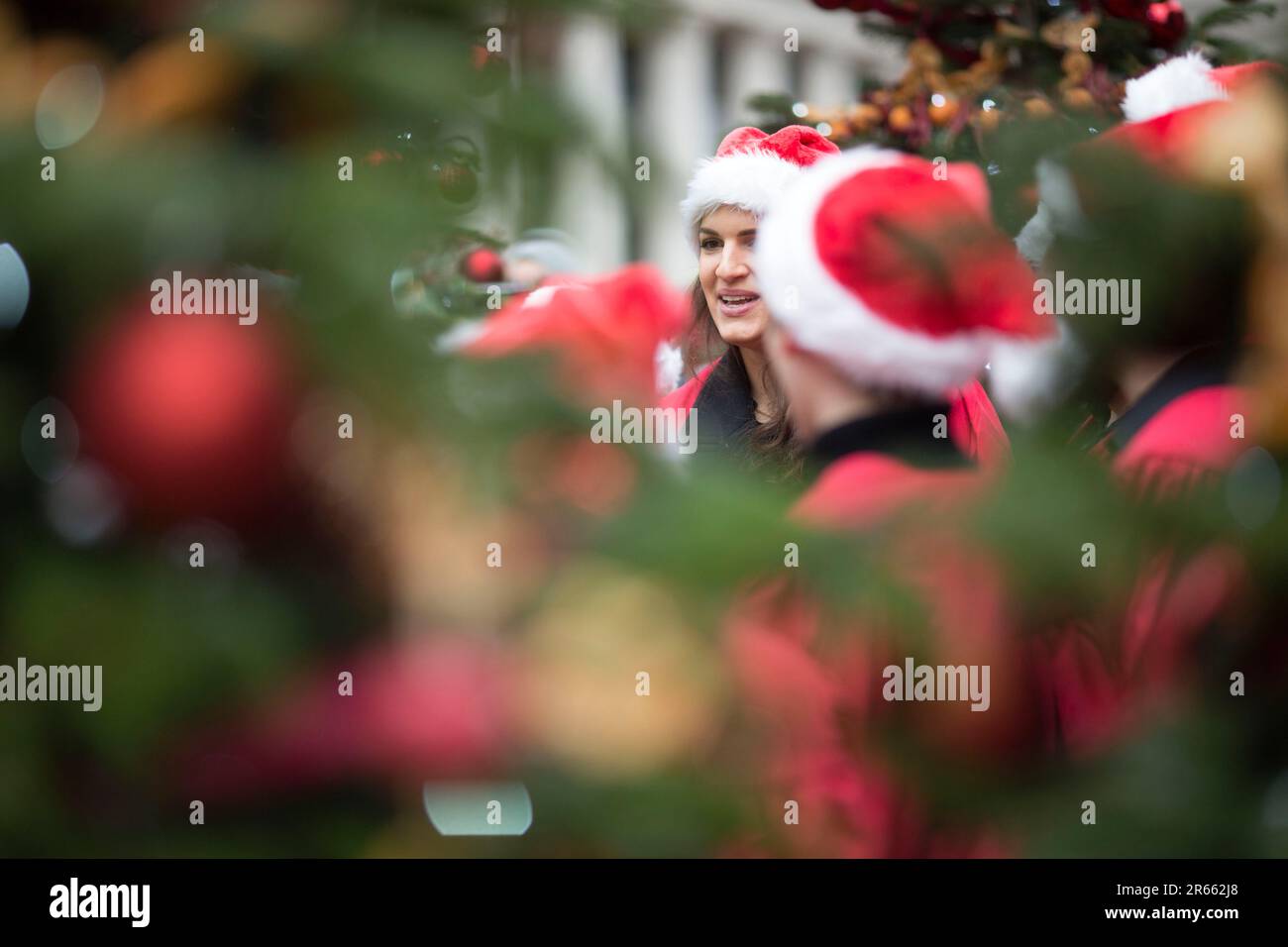 Les décorations et les tenues de Noël sont visibles dans le Covent Garden, dans le centre de Londres. Banque D'Images