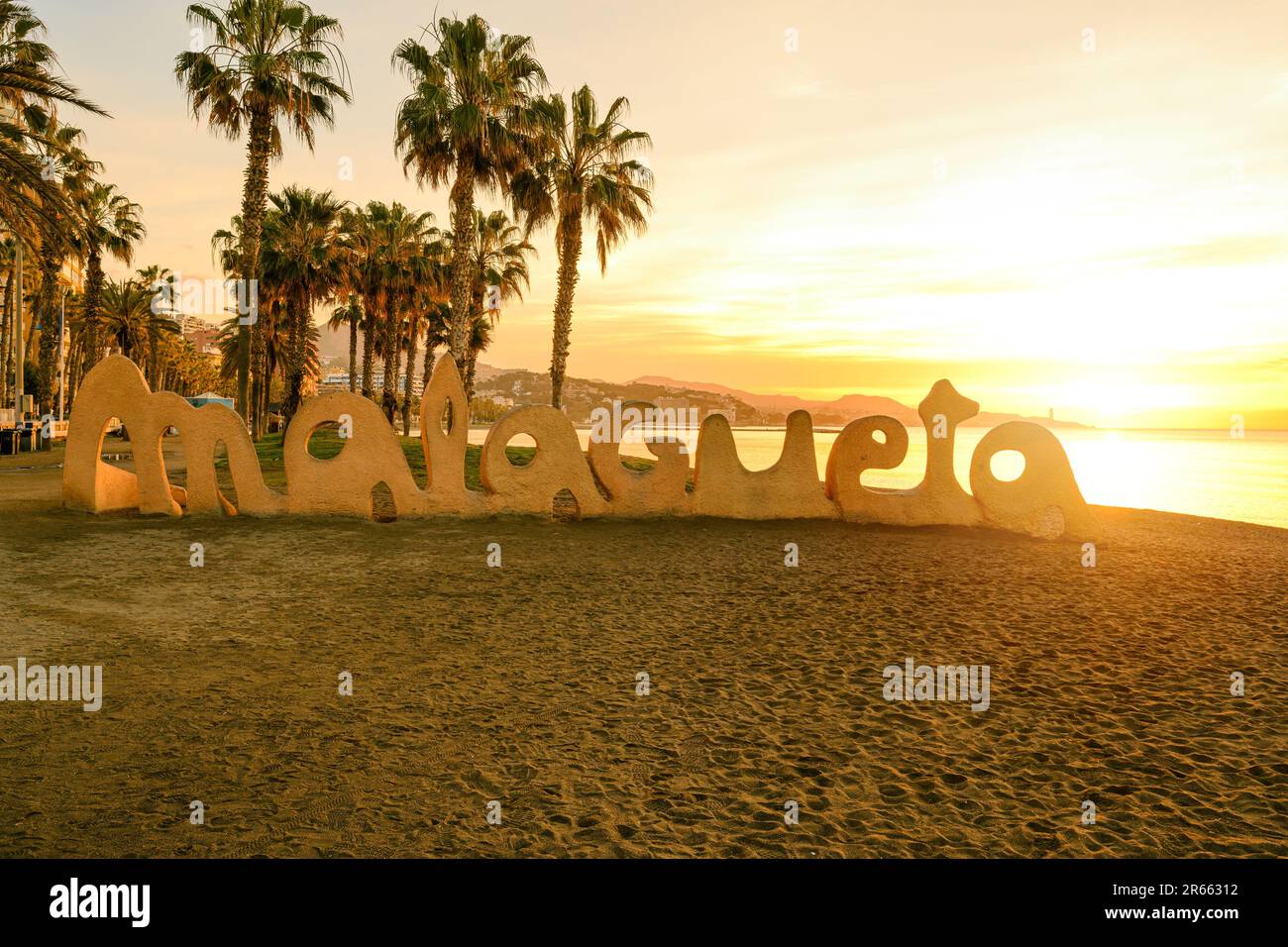 Plage publique de la Malagueta (Playa de la Malagueta) au lever du soleil. Malaga, Andalousie, Espagne. Banque D'Images